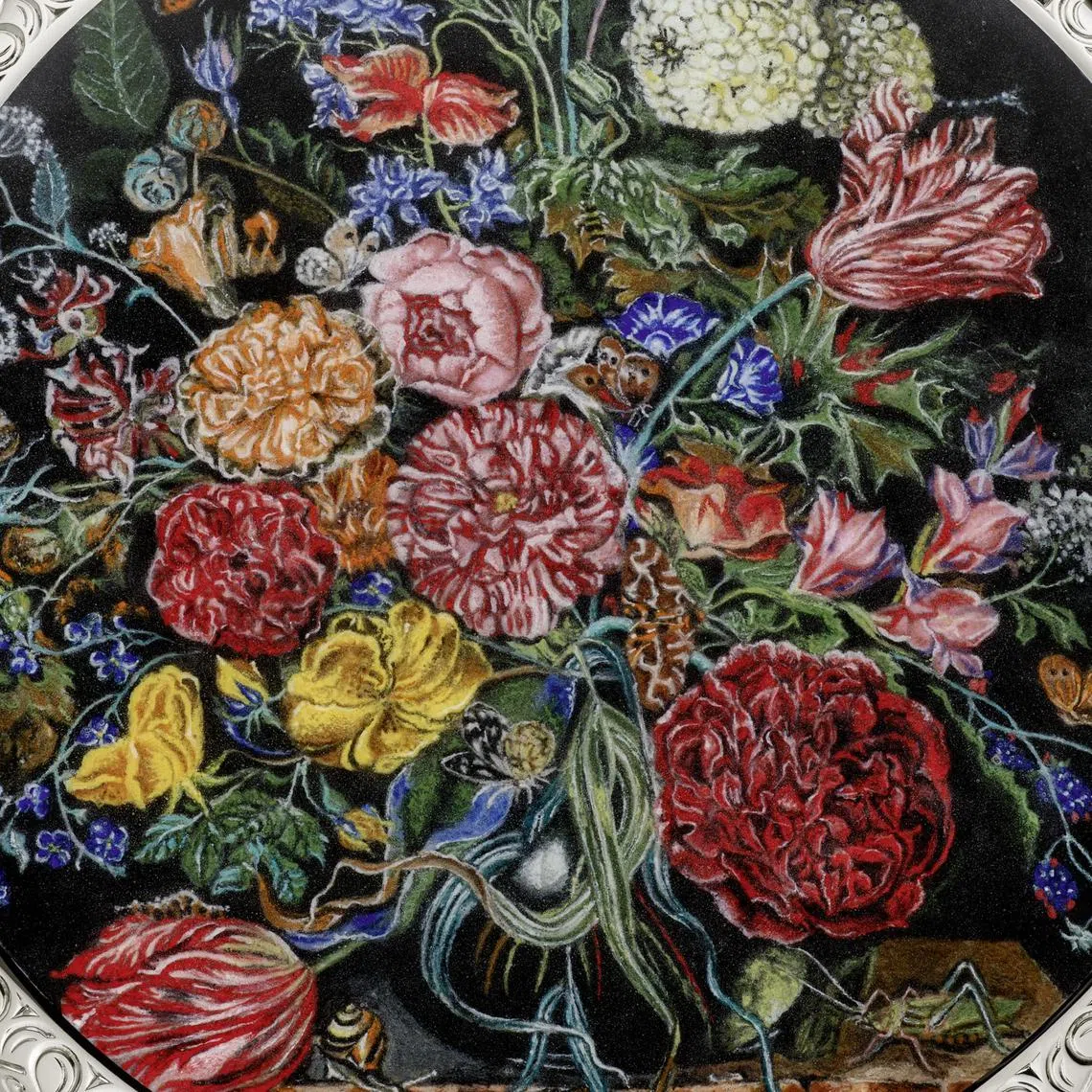“花卉与昆虫”怀表，采用微绘珐琅工艺，画面精细生动。（百达翡丽提供）