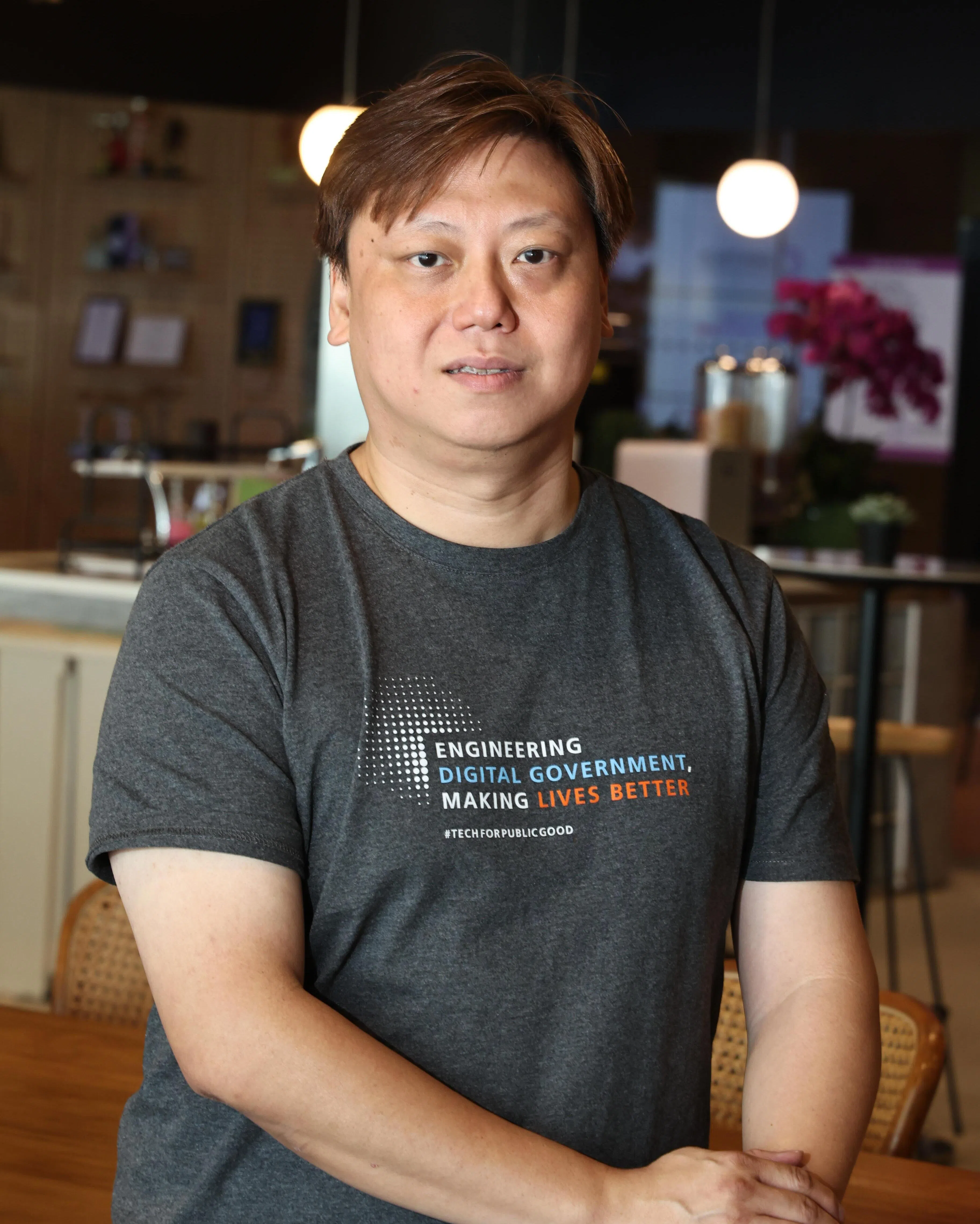 政府科技局Singpass数码身份信任与安全组网络安全运营副总监胡家汉说，当局关注如何尽早识别和切断诈骗集团使用的钱骡网络，因为“每关闭一个账户，就等于少一个可供诈骗集团转移赃款的钱骡户头”。（周国威摄）