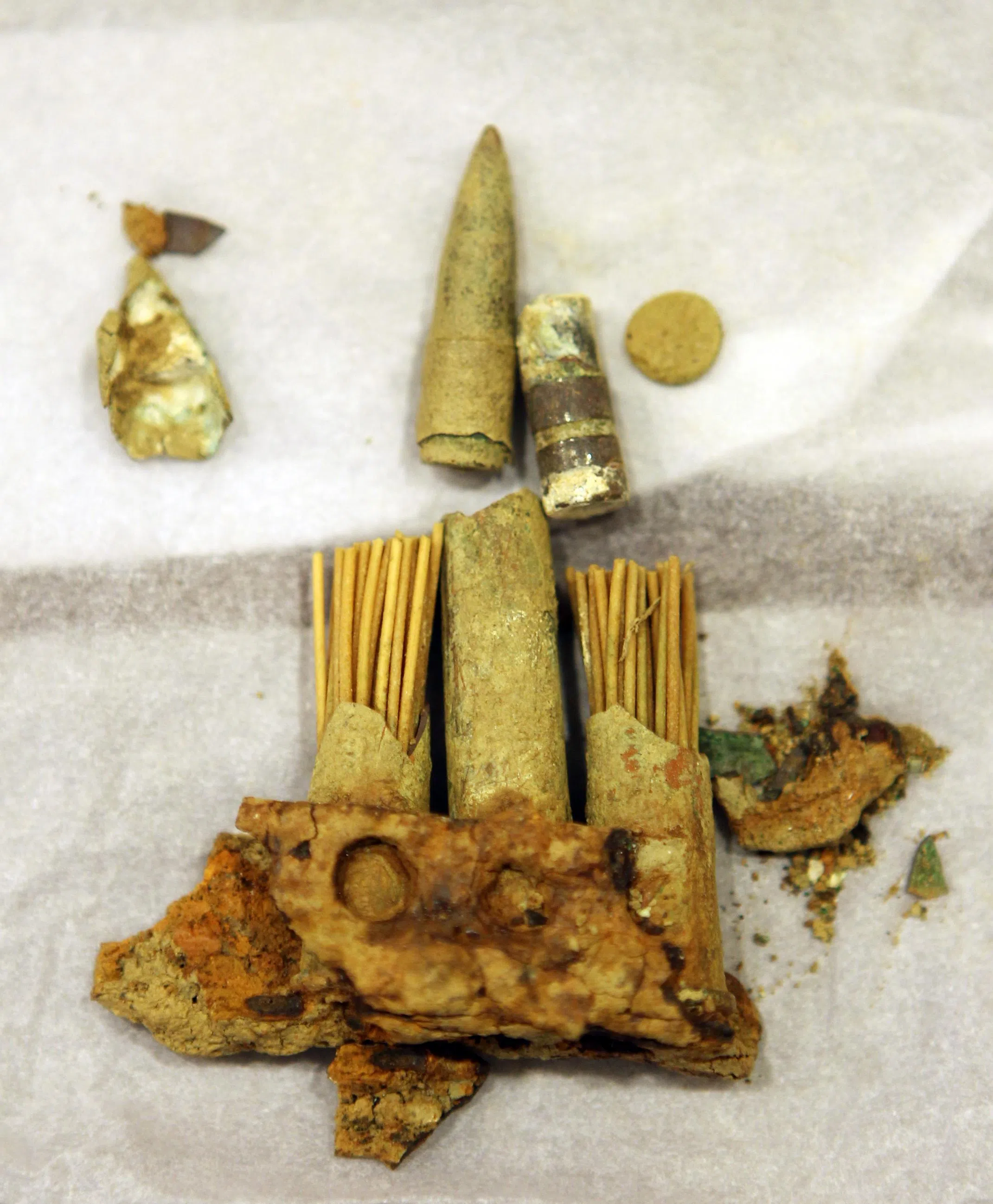 考古人员当年发现千件历史遗物，主要是当年英军和日军在亚当园留下的子弹头和弹壳等军用品。其中一些弹壳里仍完好地保存着英军专用的条状无烟火药（cordite）。（档案照片）
