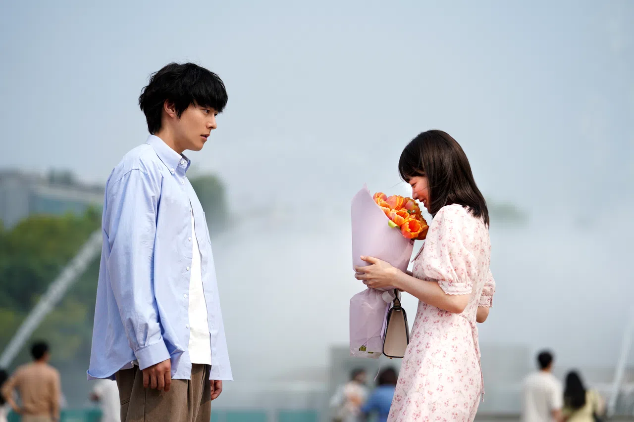 张基龙（左）和千玗嬉在《虽然不是英雄》展开奇幻又浪漫的爱情。（Netflix提供）