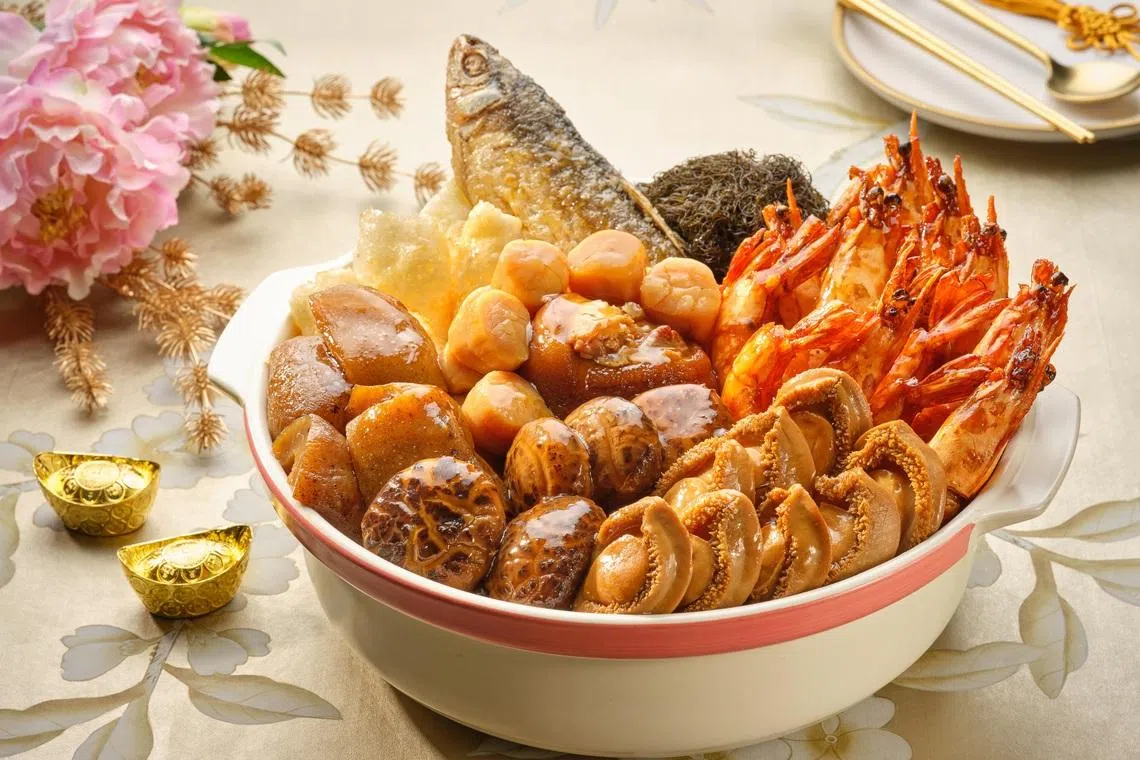 香宫推出的丰盛盆菜，精选鲍鱼、酿鲮鱼、鱼鳔、干煎虾碌、瑶柱、海参、鹅掌、烧肉、豉油鸡、蚝干、花菇等。（酒店提供）