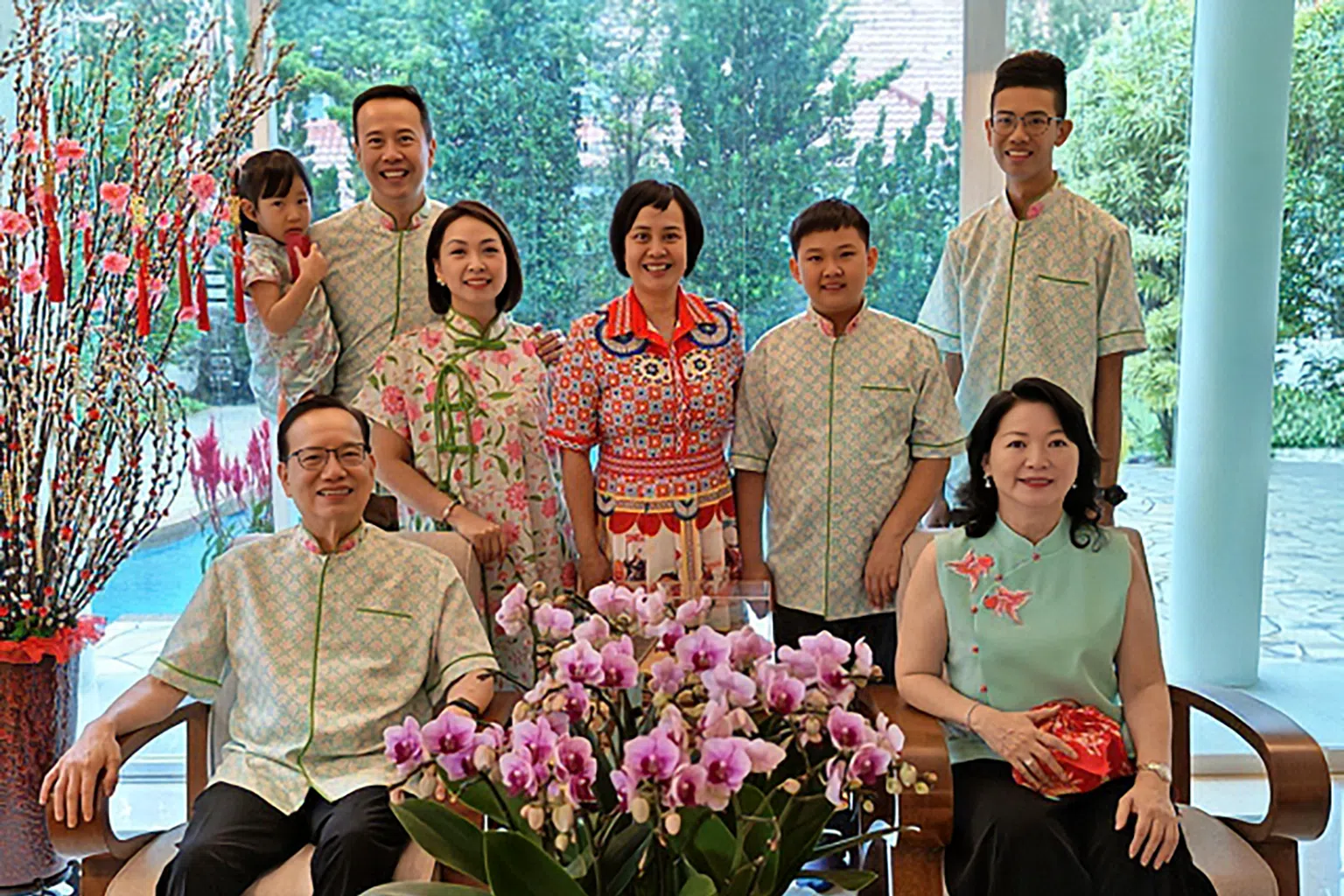 李家三代同堂：前排坐着李国基与妻子符仙姬，后排左二至四是他的长子李坚辉、媳妇郭睿婷和女儿李佩銮。儿子怀中是孙女李恩秀，右一和二是孙子李懿宸和李承翰。（受访者提供）