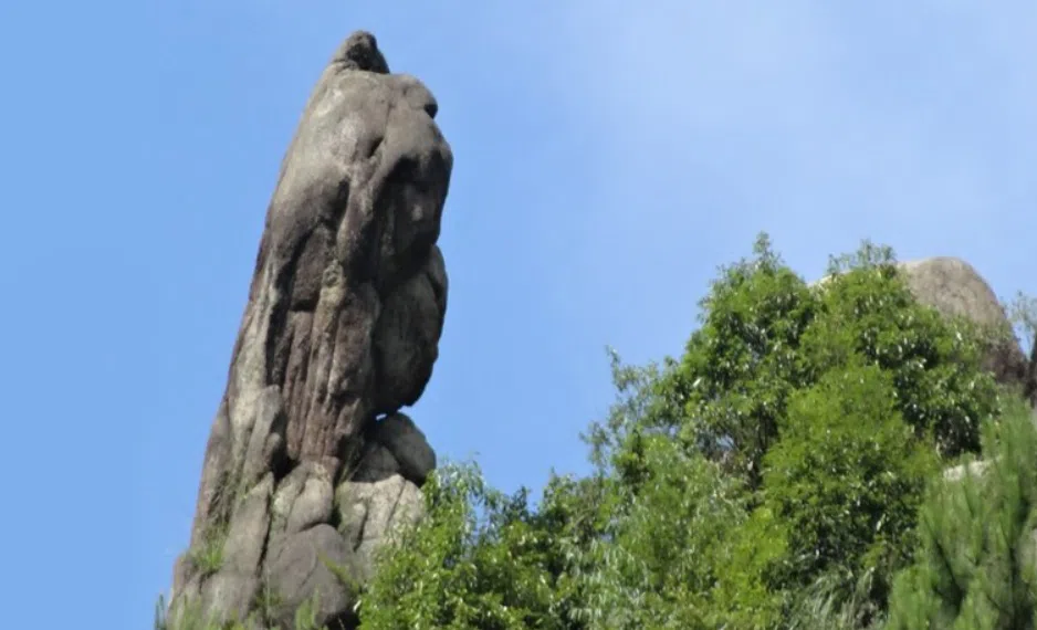 相传刘伯温游历灵山至九牛大峡谷“三口锅”时，在崖壁刻下“日照观音，白银黄金”的寻宝之语。峡谷南侧一座石峰形似观音，当地人称其为“灵山观音”，神态安然，慈眉善目。（望仙谷官网）