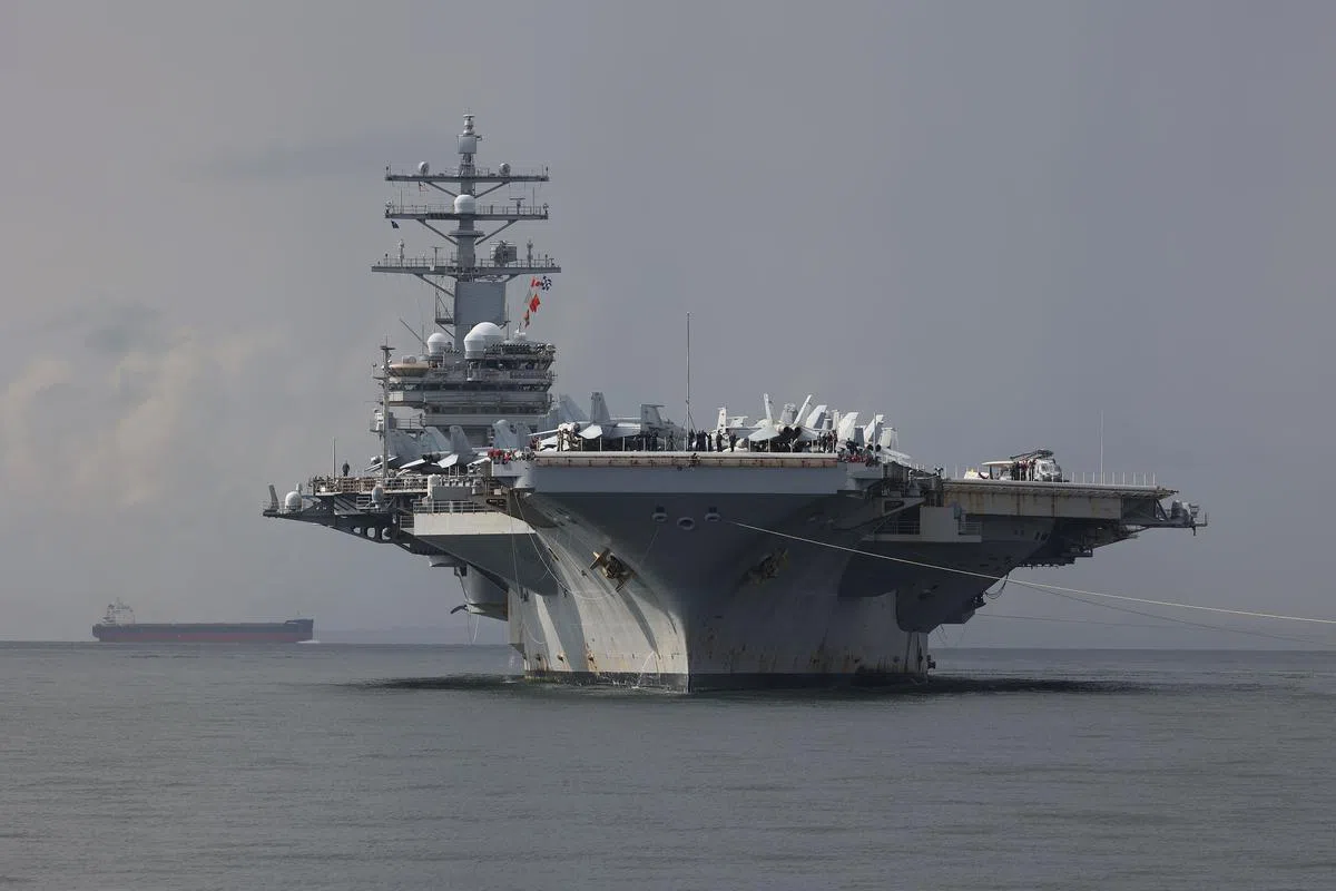 美国海军第七舰队属下航母罗纳德·里根号（USS Ronald Reagan）日前访问新加坡。有中国媒体报道，里根号最近在巴士海峡以东的海域出没，不排除是准备为佩洛西专机护航。（唐家鸿摄）