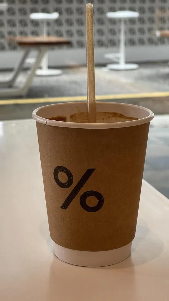 %Arabica招牌冰拿铁，口感顺滑香醇。（黄靖晶摄）
