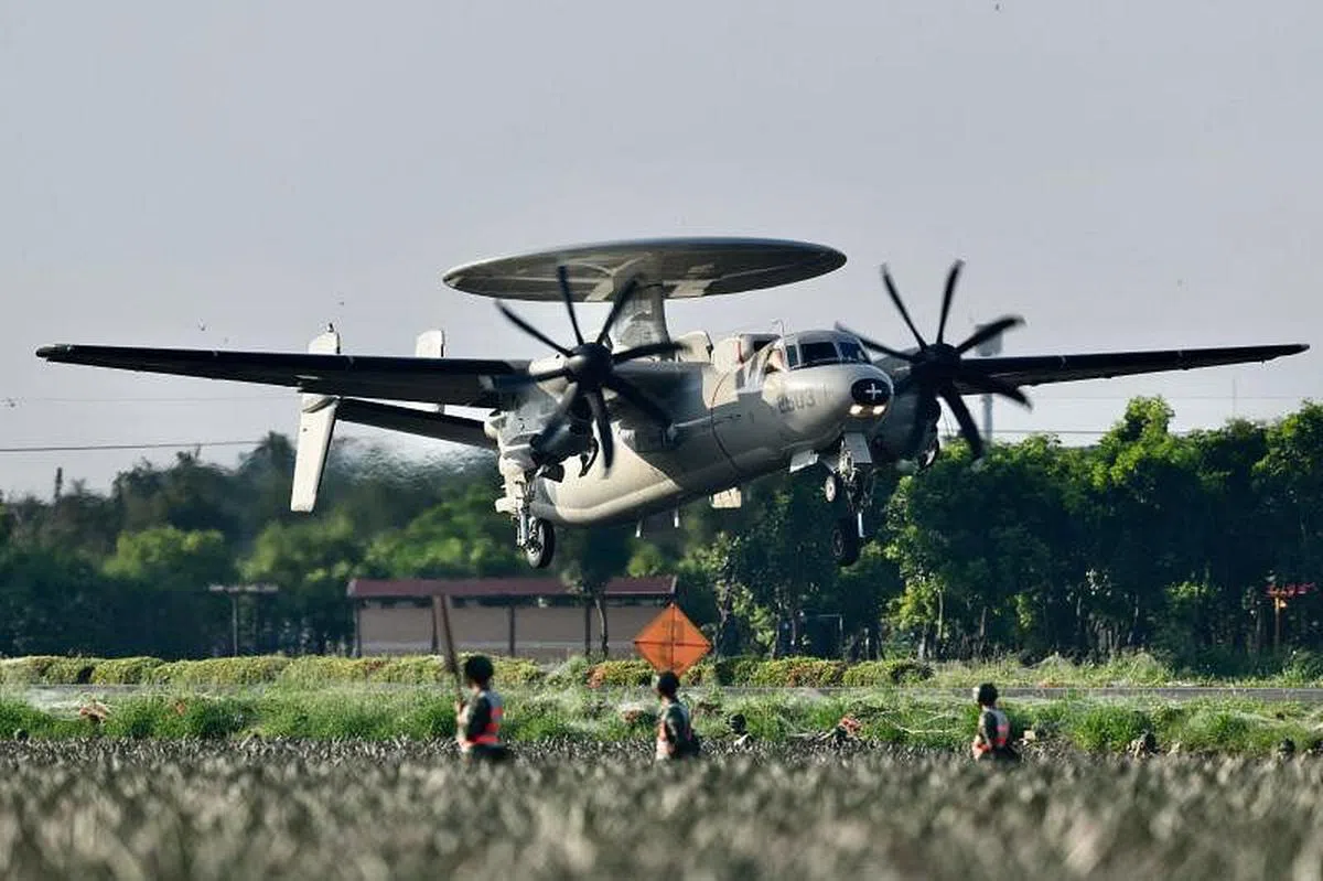 图为E-2K预警机从战备道起飞。（法新社）