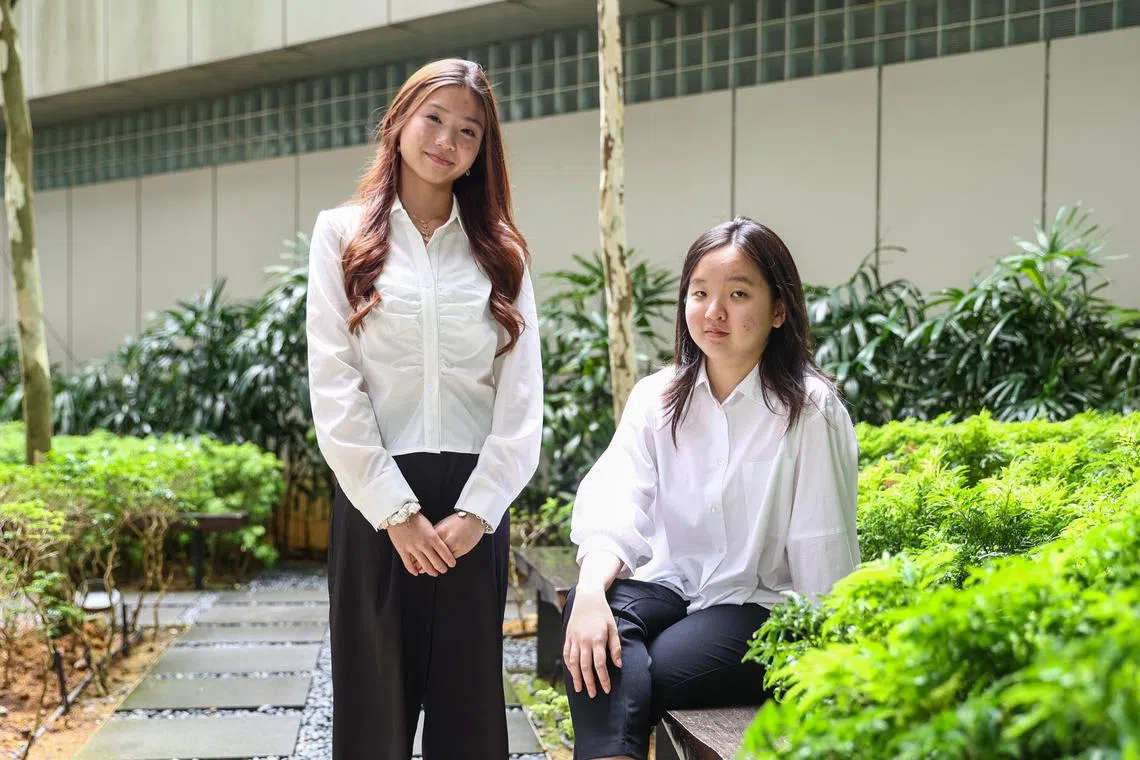工艺教育中区学院学生黄静仪（左）和淡马锡理工学院学生陈晞（右）获得国家环境局—行业奖学金。（白艳琳摄）