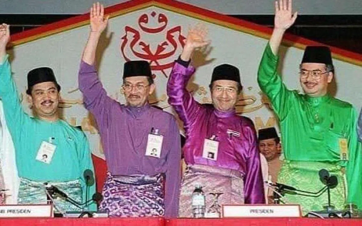马国前首相纳吉（右一）星期四在社交平台上传他与安华（左二），以及两位前首相马哈迪（右二）和慕尤丁（左一）举手示意的昔日合照，并调侃写道：“当过首相的请举手。”（取自纳吉脸书）