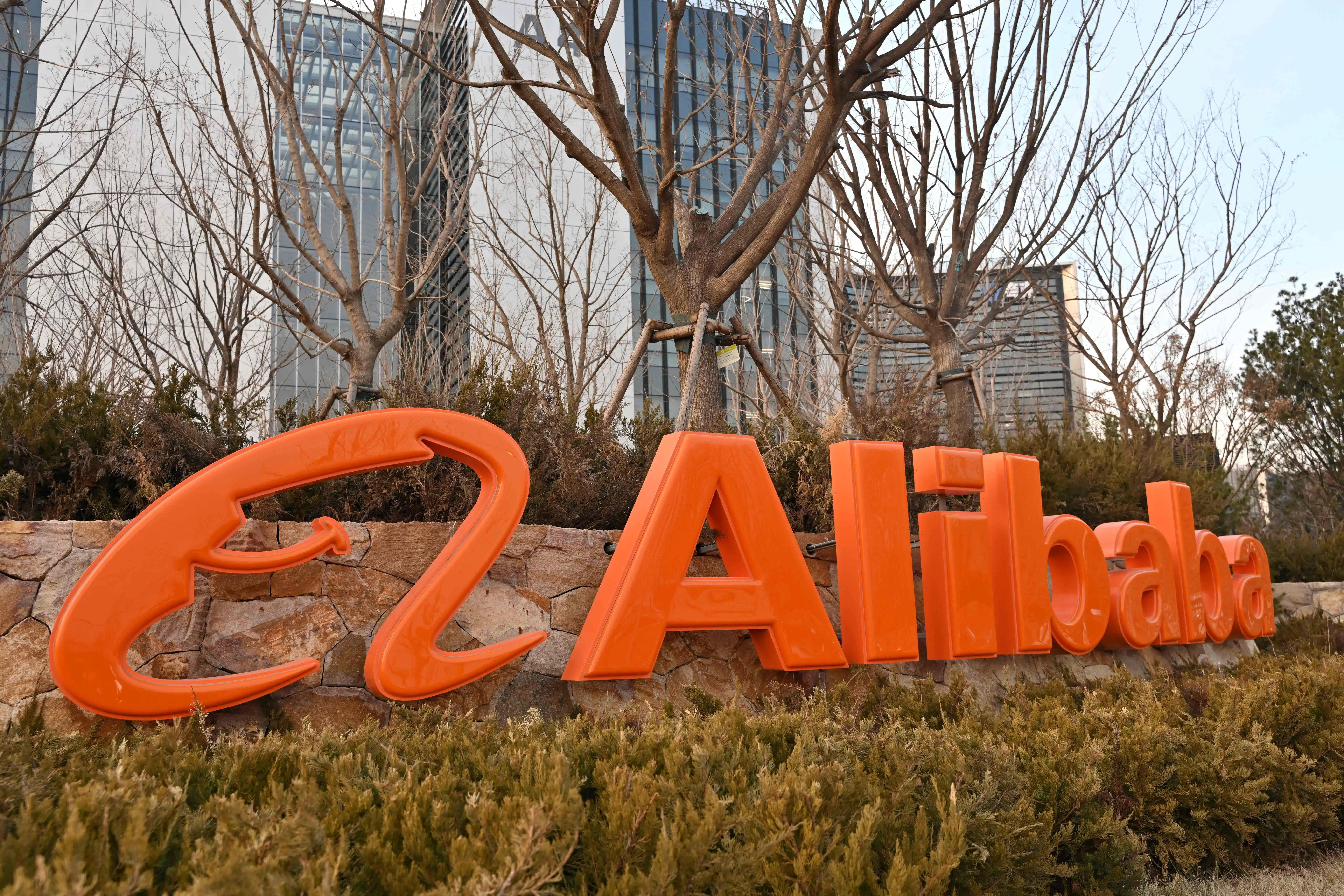 如果美国政府插手阻止苹果公司在中国销售的iPhone里使用阿里巴巴的人工智能技术与软件的话，阿里巴巴的云端业务收入增长将面临风险。（法新社）