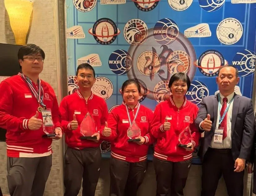 我国四人出战象棋世锦赛均有收获，左起为吴宗翰、刘亿豪、陈茗芳、吴兰香和领队翁文龙。（新加坡象棋总会提供）