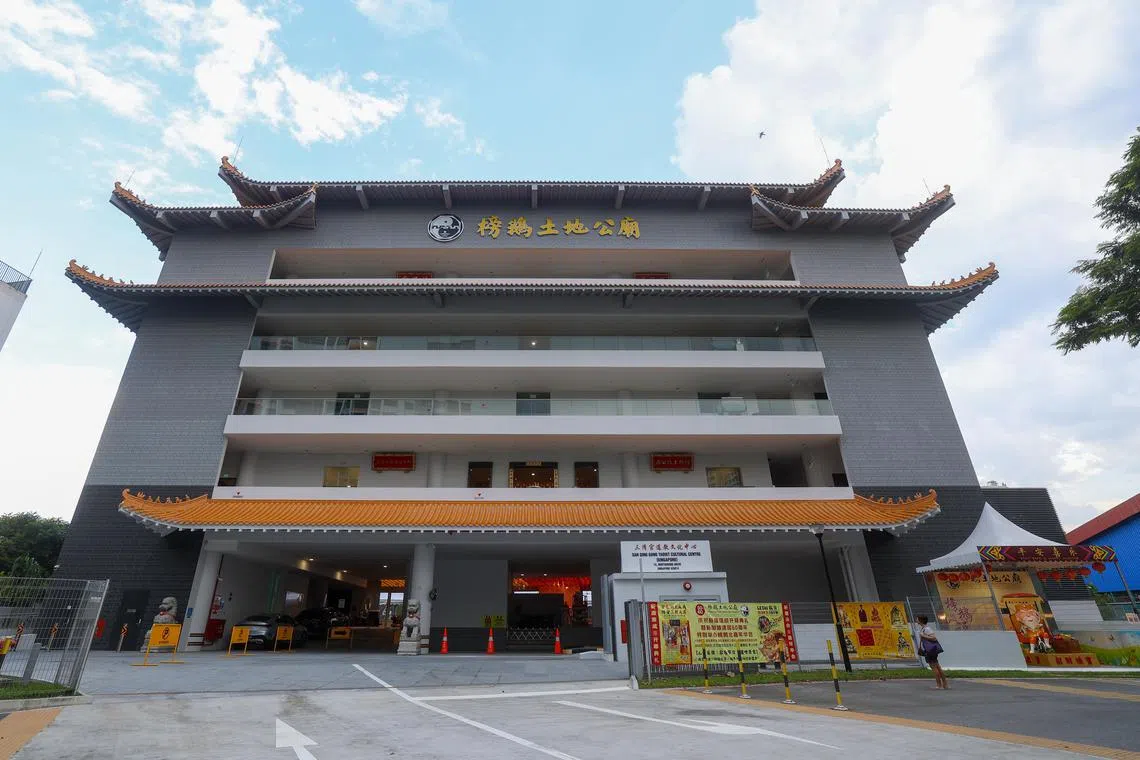 楼高七层的榜鹅土地公庙位于北岸大道10号。（吴先邦摄）