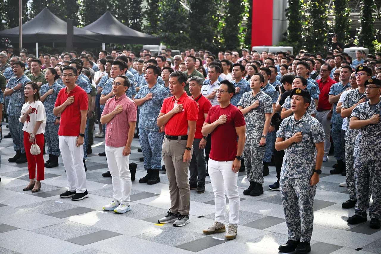 公共服务统筹部长兼国防部长陈振声（前排右三）在国庆前夕率领约1000名国防部和新加坡武装部队人员，在国庆敬礼仪式上宣读信约和唱国歌。出席者还包括国防部政务部长朱倍庆（前排右二）、国防部常任秘书（国防）陈庆基（前排右四）、武装部队总长孟耀诚中将（前排右一）。（国防部提供）