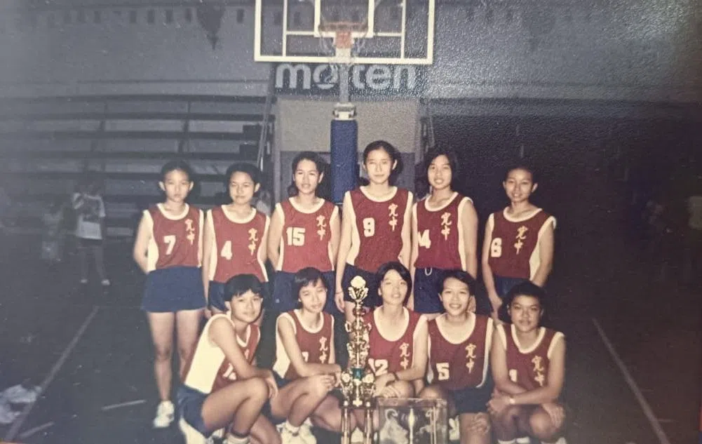 韩美咪（前排左一）在宽柔中学积极参与篮球队各项活动与比赛。（受访者提供）