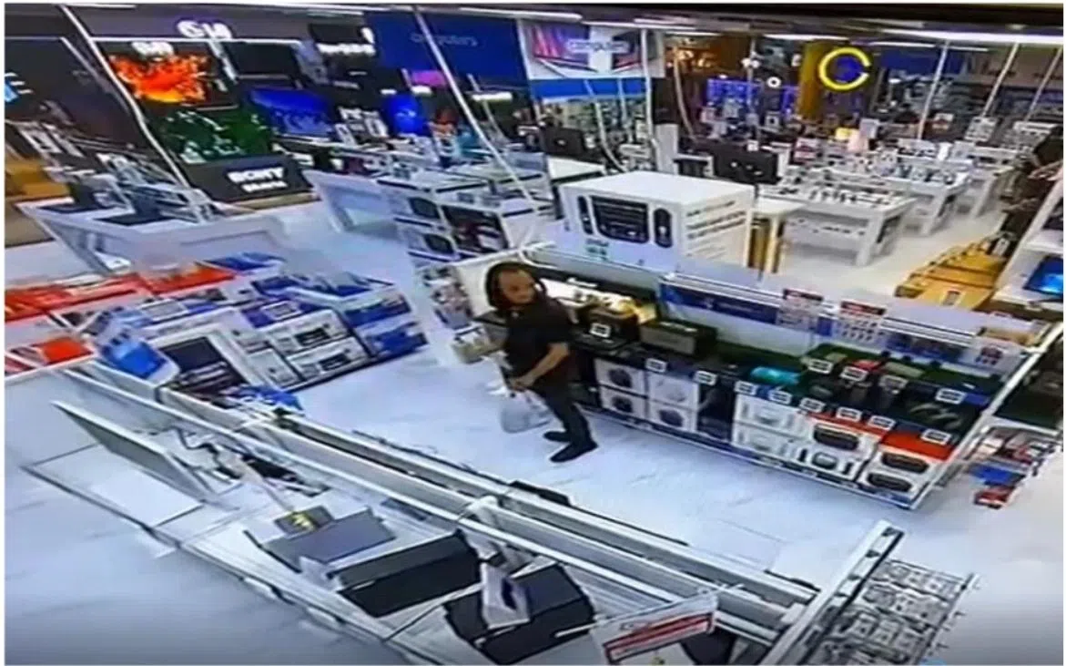 电眼画面可见被告扫视周围后，才把扩音机放进手中的塑料袋里。（法庭文件）