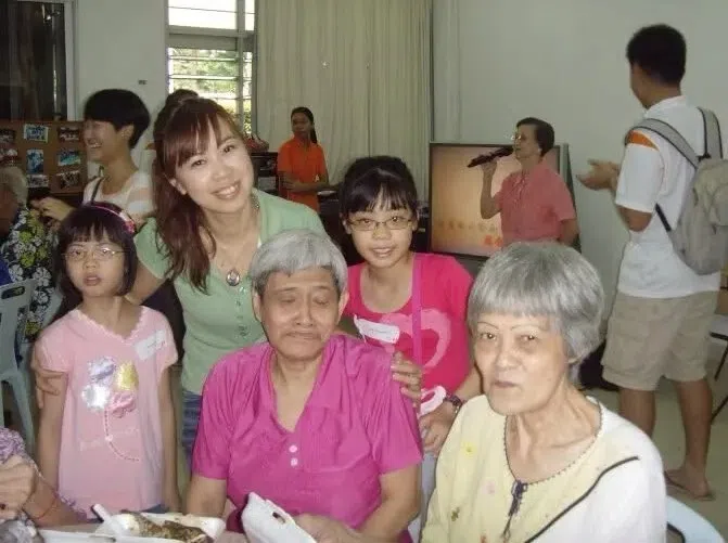 黎素芬（后排左起）曾在佘晓轩就读小学时，带她到老人院参加社区志愿服务活动。（受访者提供）