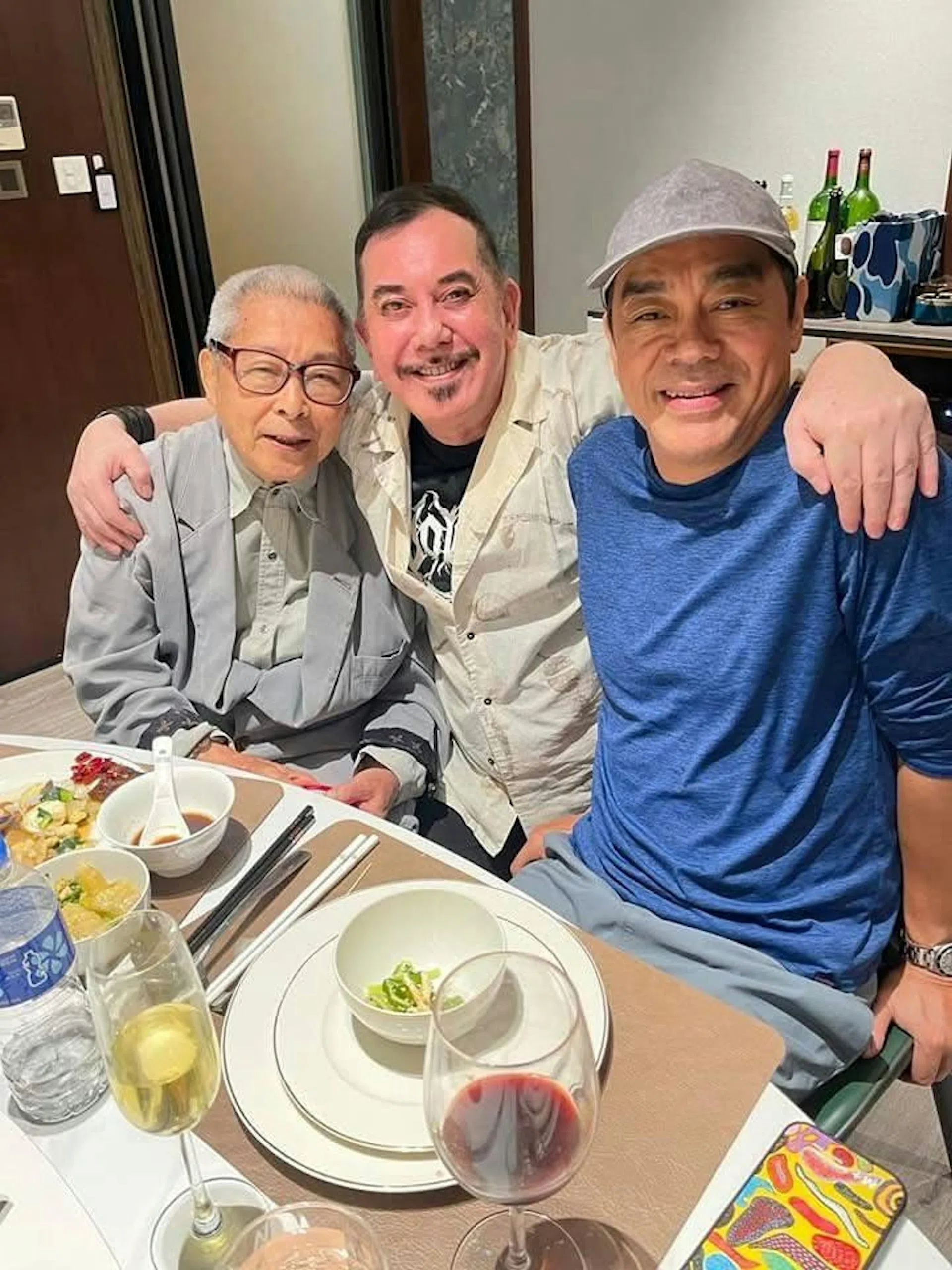 刘兆铭（左起）跟黄秋生、刘青云饭聚。（互联网）