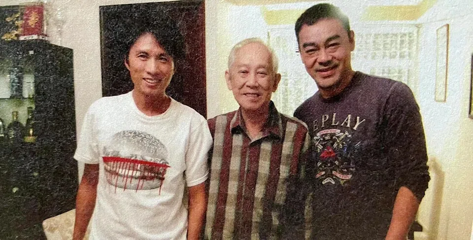 黄子华（左起）与父亲黄伟生、演员刘青云的昔日合照。（互联网）
