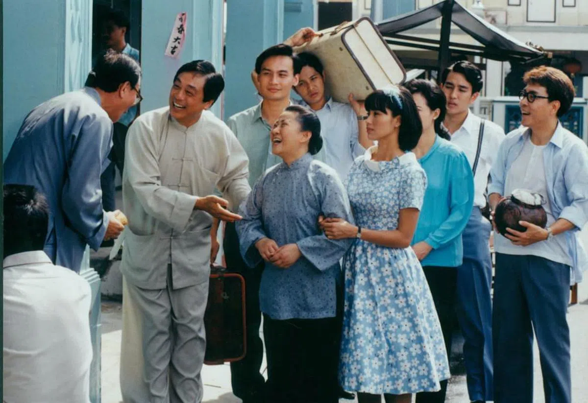 曾江（左二）曾参与本地剧《潮州家族》的演出。（图/档案照）