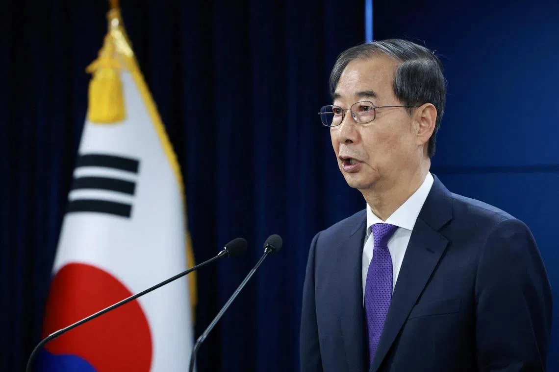 5月1日，韩国代总统韩悳洙在首尔的记者会上讲话。（路透社）