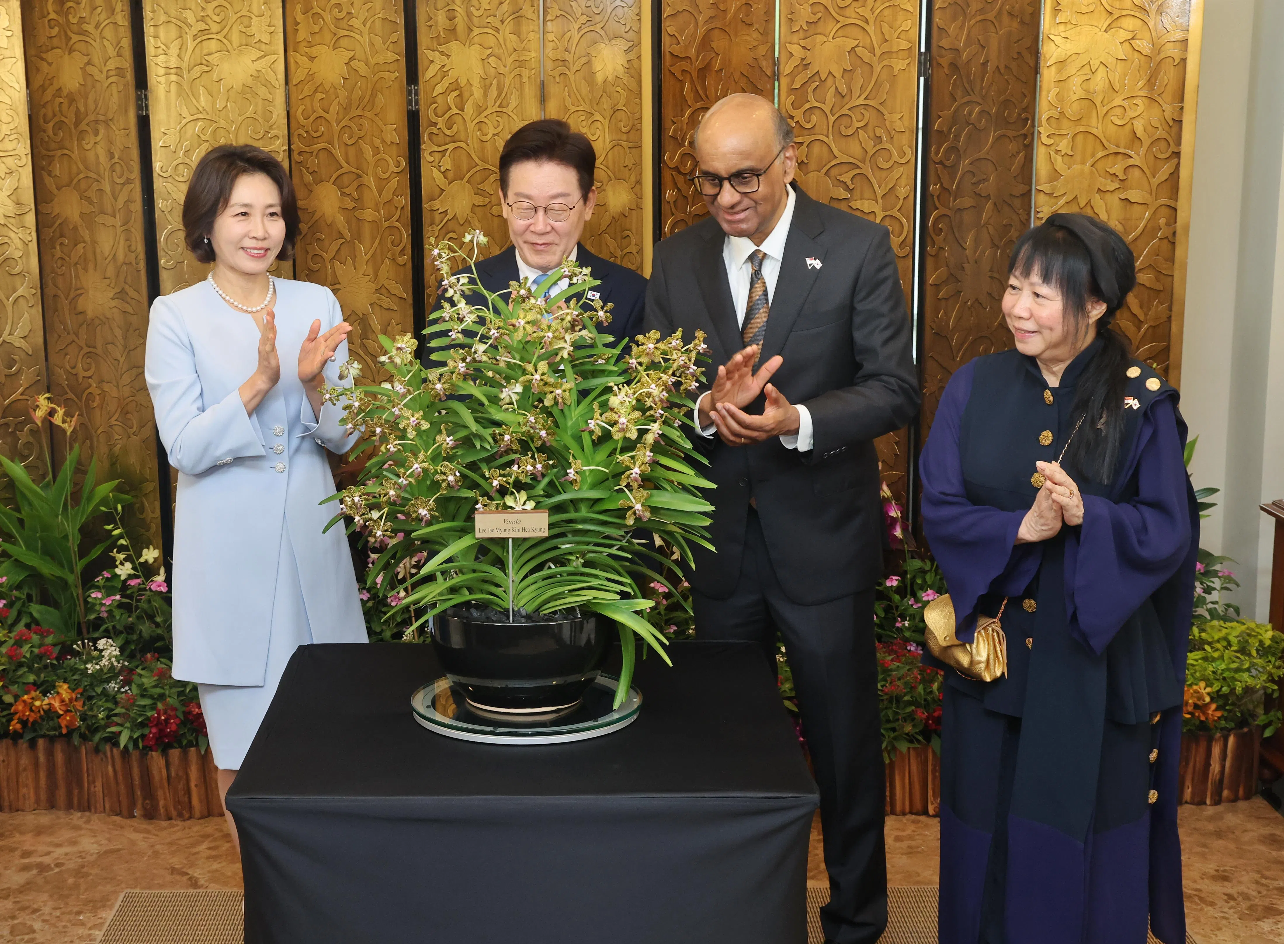 对我国展开国事访问的韩国总统李在明（左二）与夫人金惠景（左一），在尚达曼总统（右二）和夫人珍一藤木（右一）的陪同下，于星期一在外交部出席胡姬花命名仪式。（唐家鸿摄）