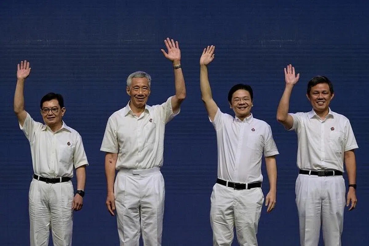 行动党新一届中委会出炉，包括秘书长李显龙总理（左二）、第四代领导班子领军人黄循财（右二），以及原本担任第一助理秘书长的王瑞杰（左一）和原本担任第二助理秘书长的陈振声（右一）。四人都是受上一届中委会推荐“保送”进入新中委会的。（海峡时报）