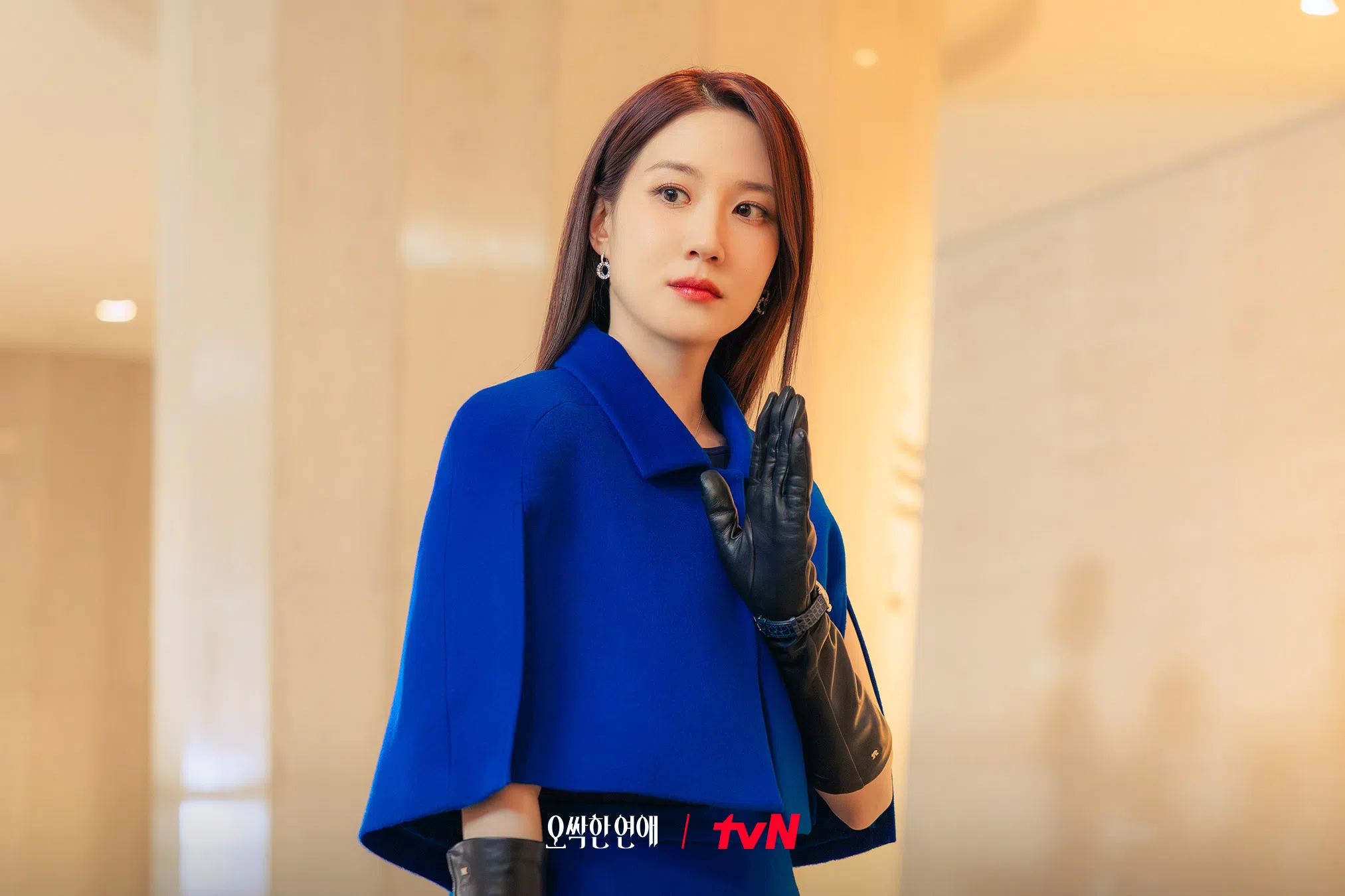 朴恩斌穿起华丽服饰演富家千金，气质有些违和。（取自tvN Drama X）