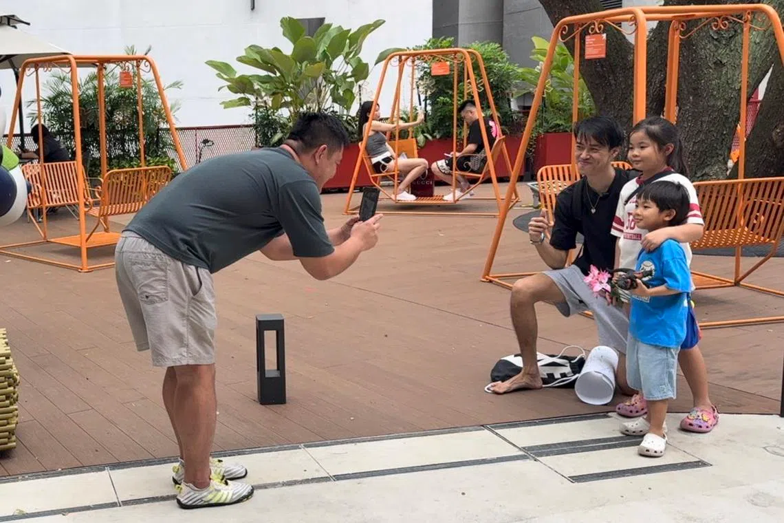 黄凯文在街头拍摄期间，常被“激进善意”（Radical Kindness）的支持者认出并要求合影。（视频截图）
