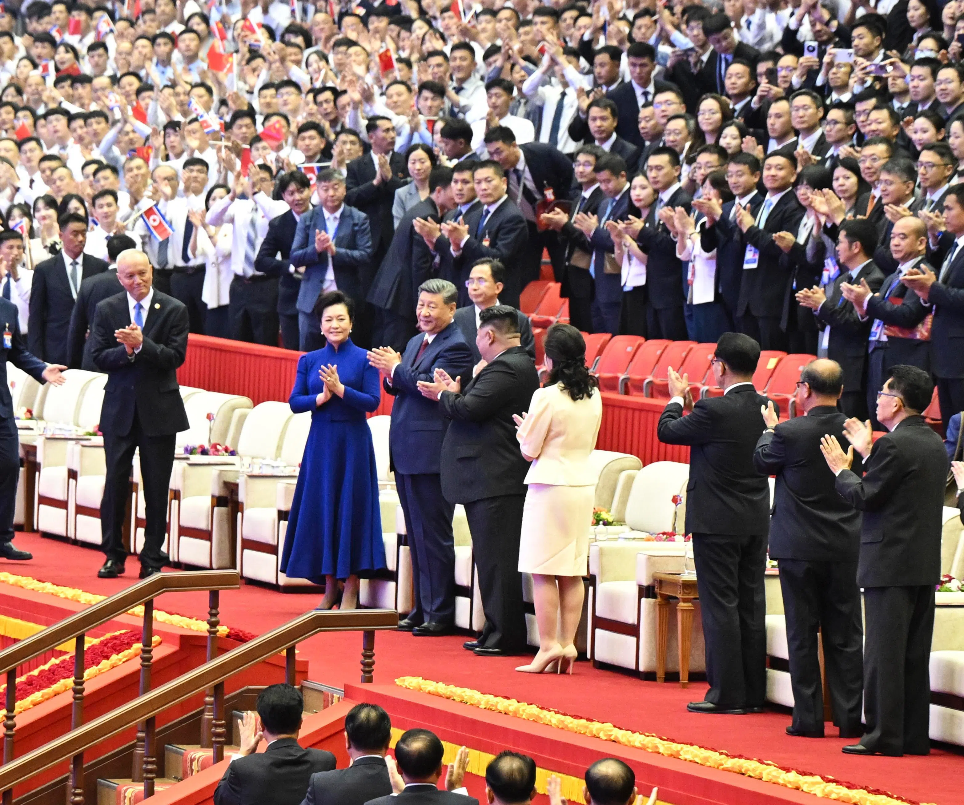 习近平夫妇在金正恩夫妇陪同下，观看朝鲜专场文艺演出。（新华社）