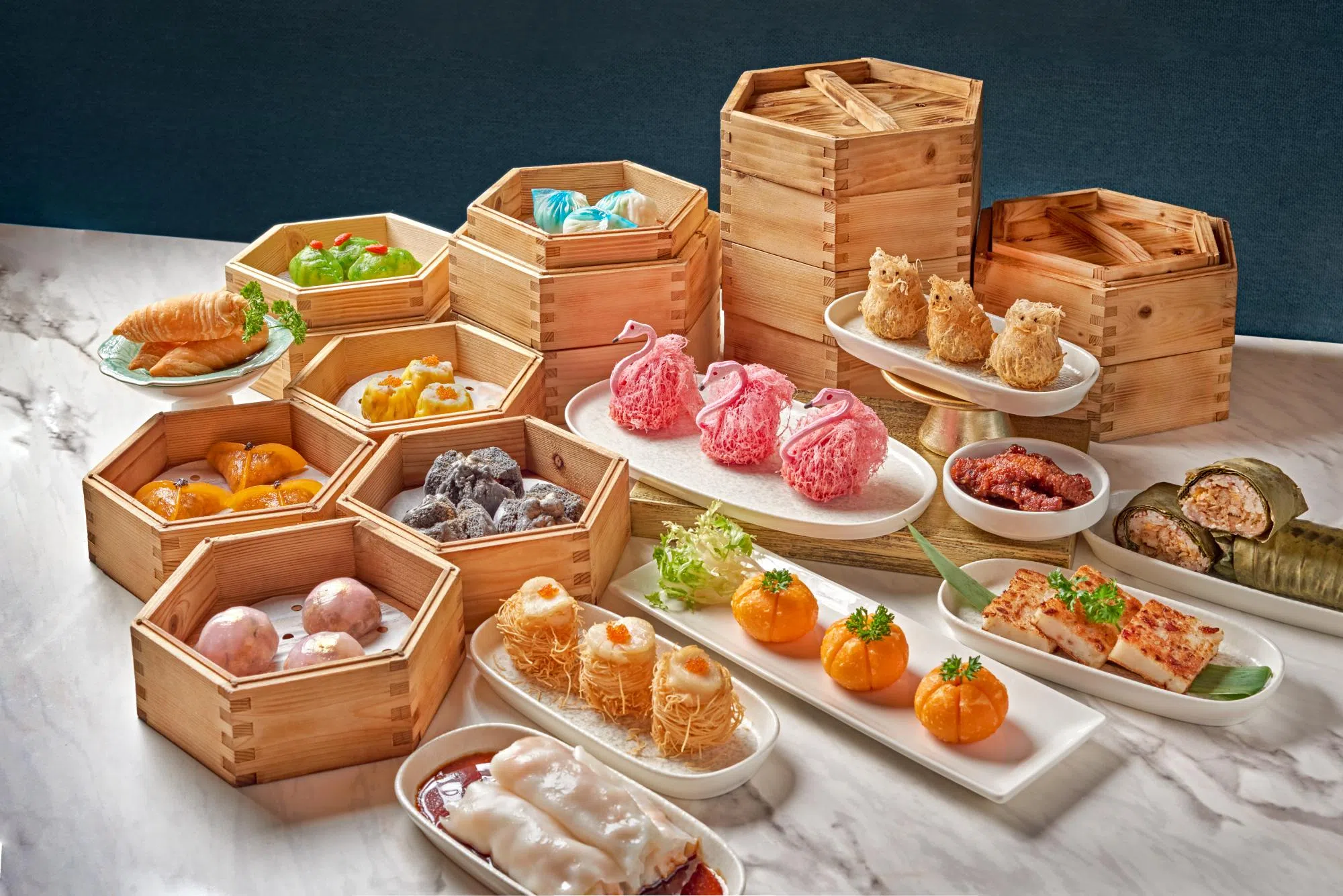 雅阁的周末点心早午餐融合传统技艺与现代风格，新菜品包括：香芒红斑脆皮卷、冬阴鲜虾功面线糕、鲍鱼烧卖、脆瑶柱奶白粿，以及川味八爪鱼烧卖等。（餐馆提供）