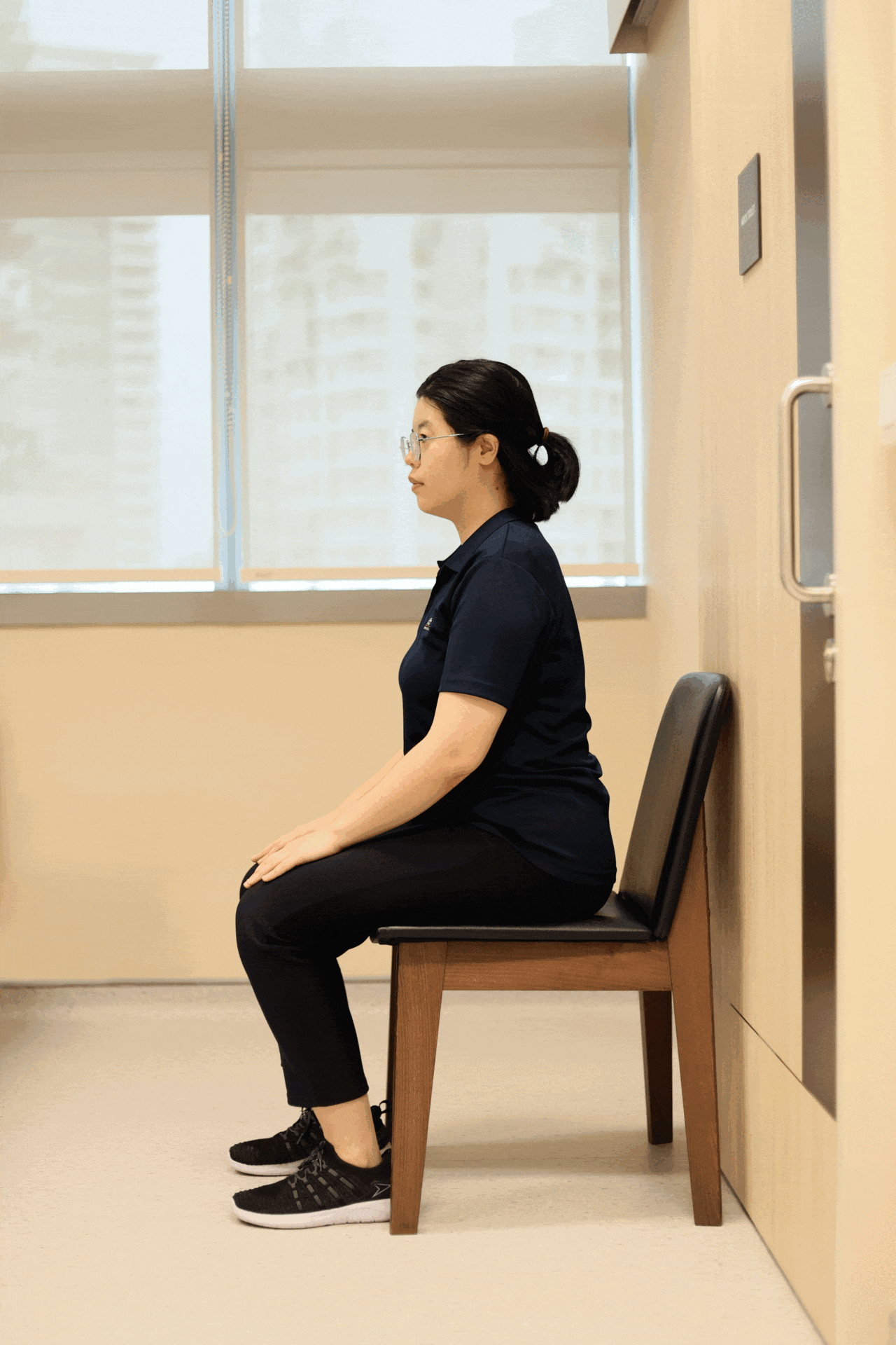 “坐到站”的能力是独立生活的前提，从椅子或马桶安全起身都靠这个动作。（龙国雄摄）