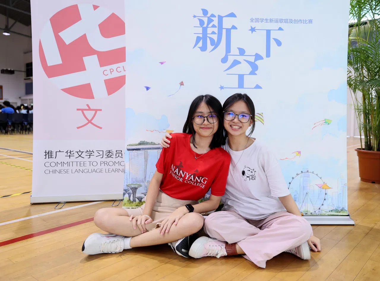 马珮祯（右）和陈妍安在南侨中学就读期间共同撰写《最爱》的歌词，并荣获歌曲填词组冠军。（龙国雄摄）