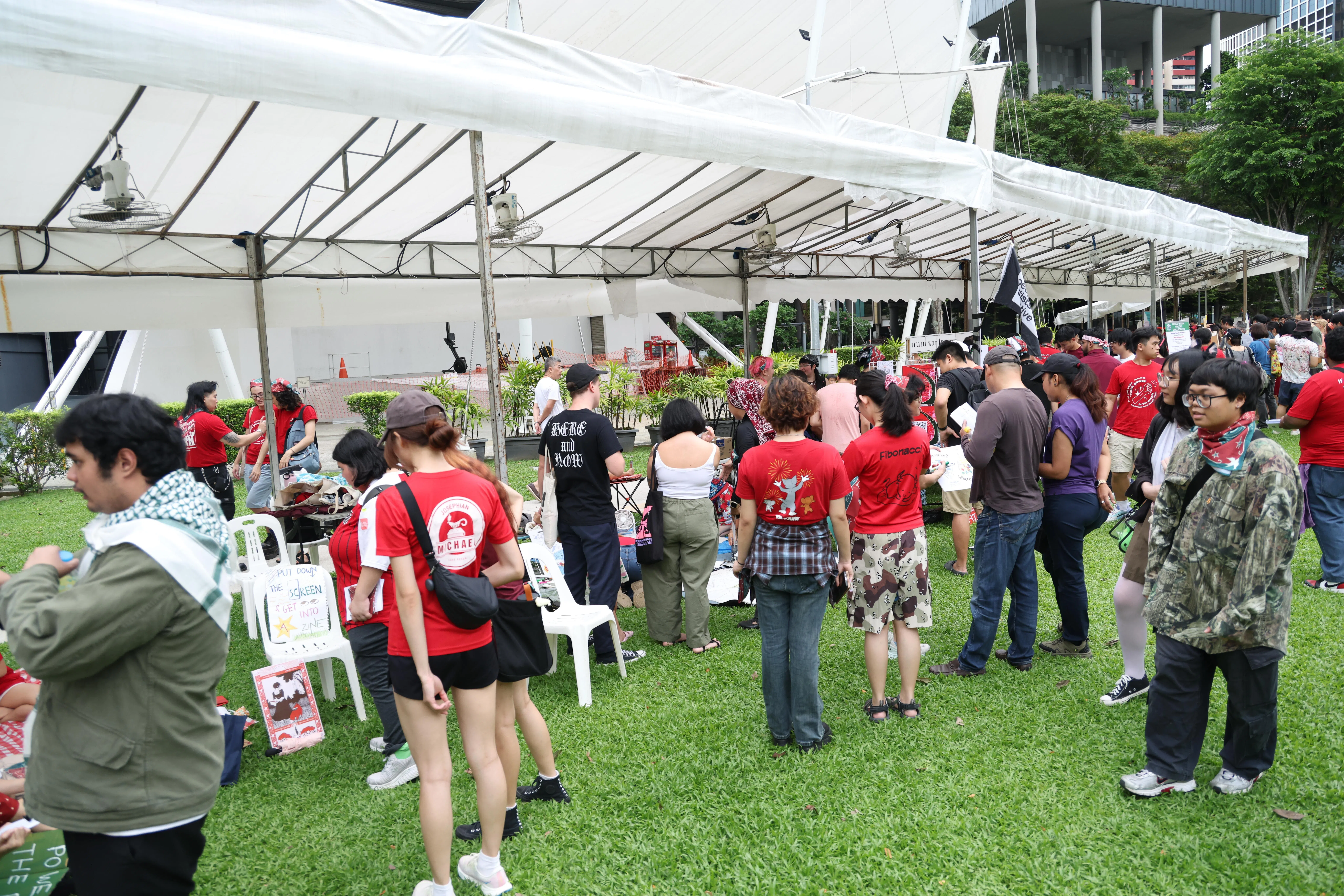 集会现场设有33个展位，让环境组织、政党和工人组织等进行宣传。（郑一鸣摄）