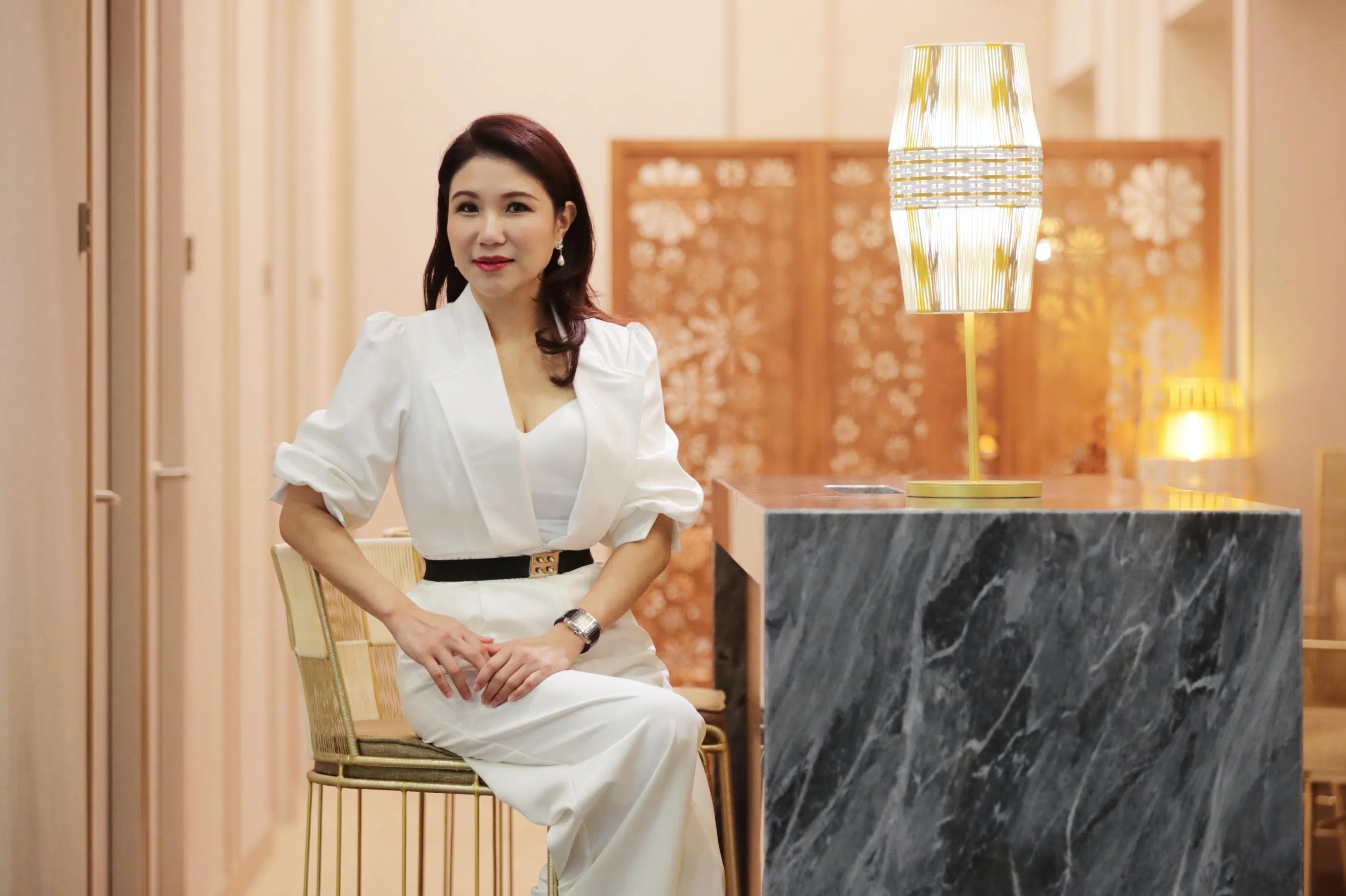 何雯莉现为谢美丽控股集团主席兼总裁及掌控股东，与丈夫李文龙和母亲谢美丽在本月发售新股活动后，将掌控公司的61.50%扩大后股本。（海峡时报）