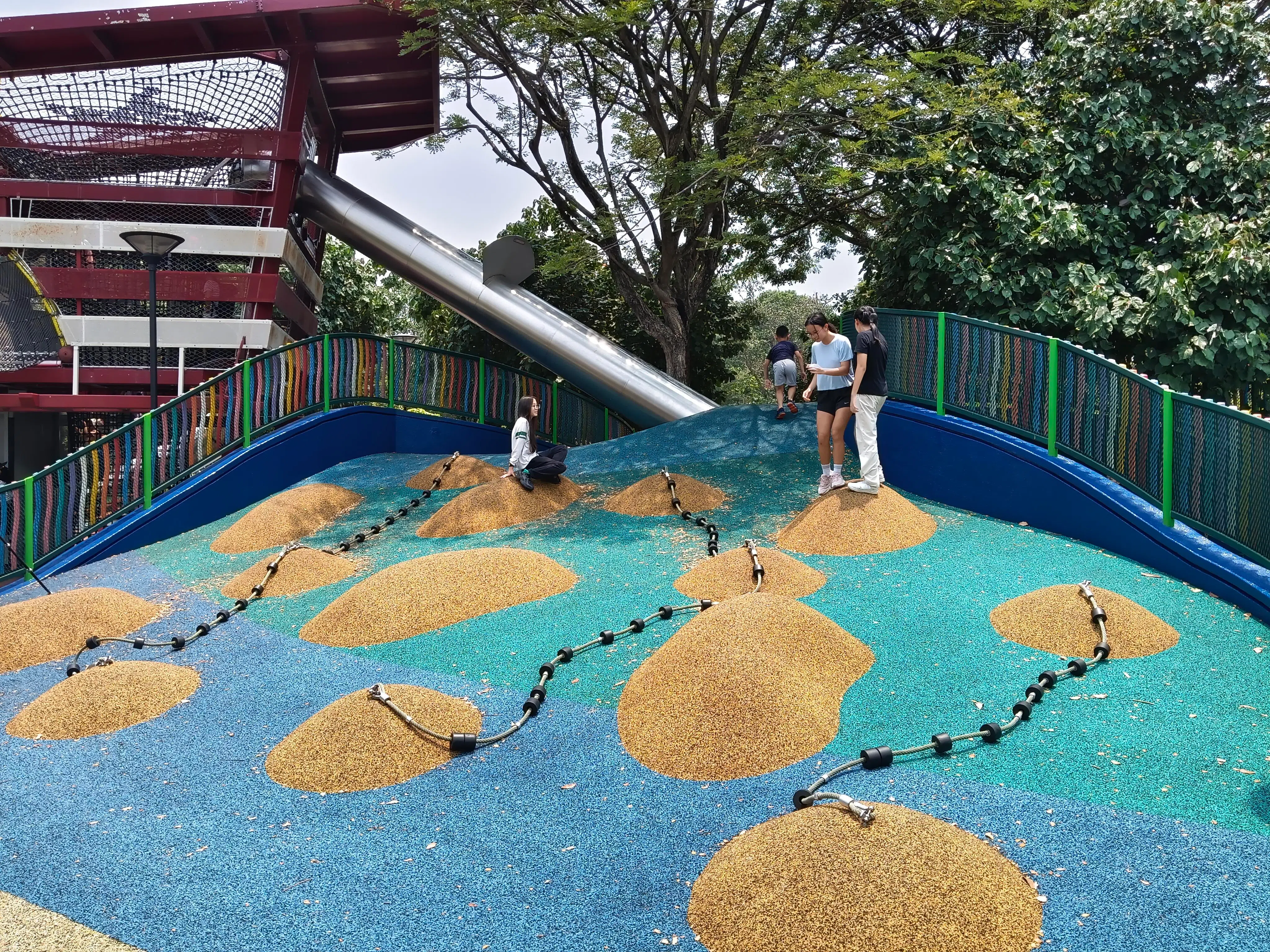 白天拍摄呈自然景物色彩，画面锐利度表现出色。（黄少伟摄）