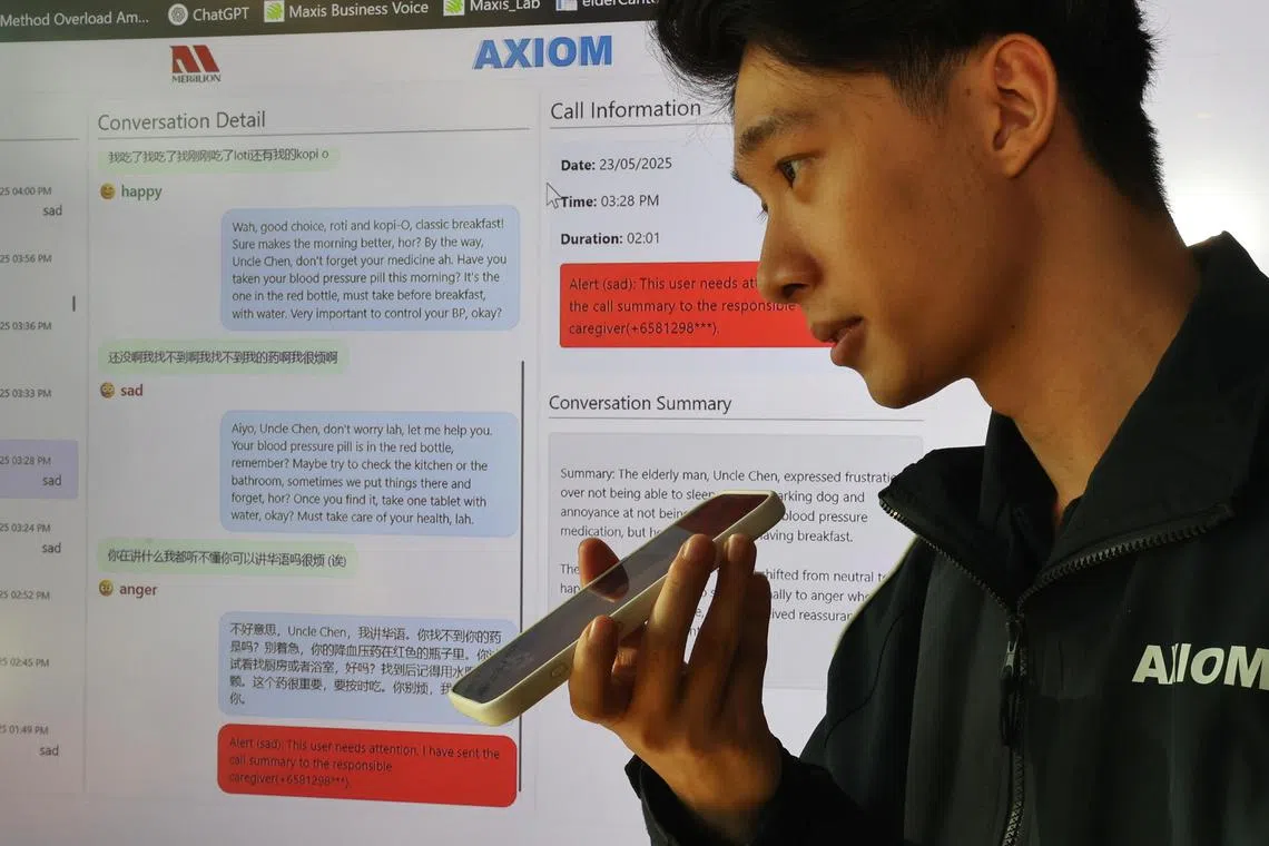 人工智能科技公司Axiom的软件工程师李云康演示搭载MERaLiON 2.0大语言模型的手机应用如何与年长者对话。它不仅能实时生成对话文本，还能识别年长者语气中含有的快乐、悲伤、愤怒等情绪，并进行标注，供看护者进行后续处理。（郑一鸣摄）