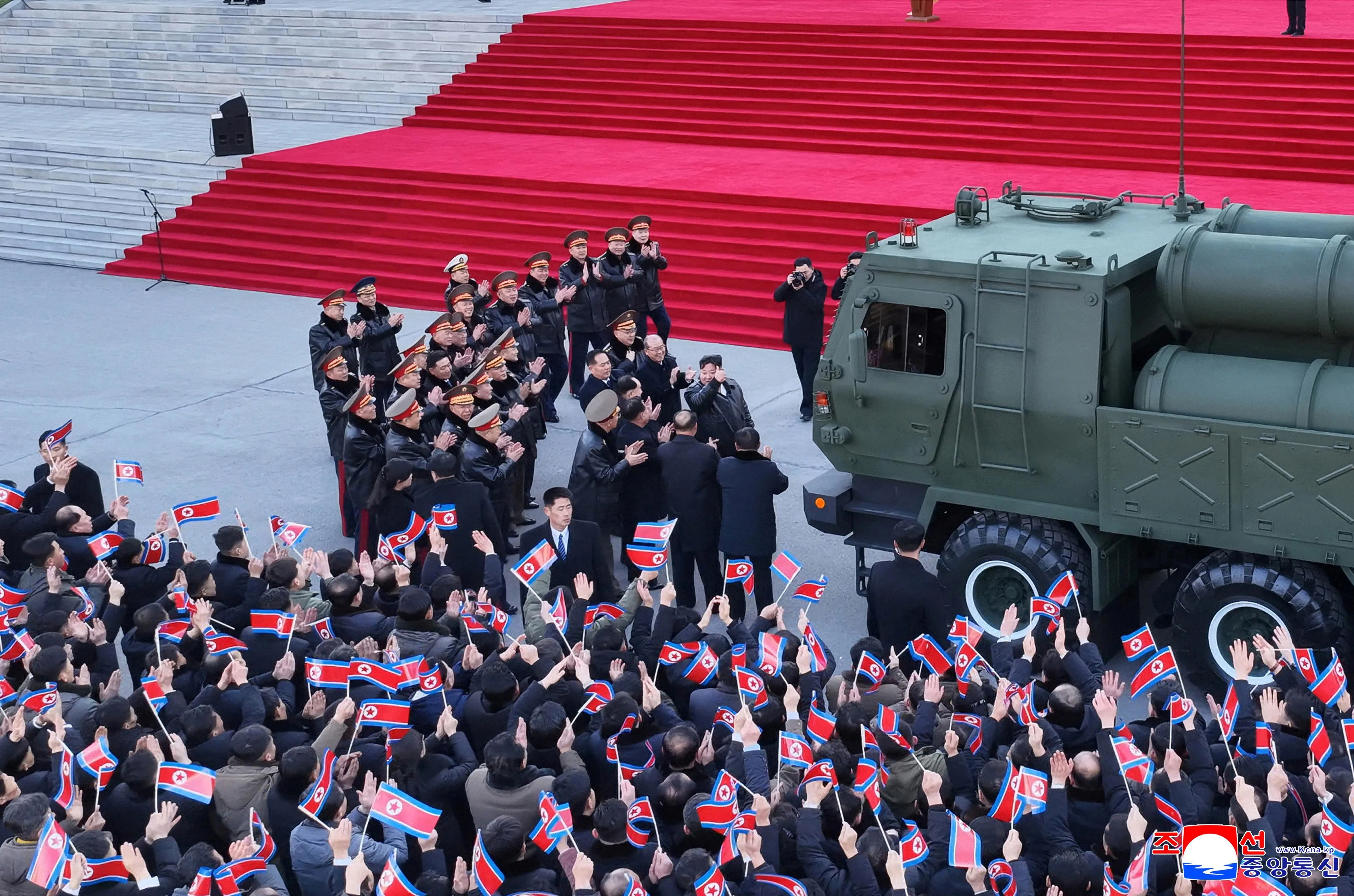 金正恩周三在仪式上说，这些火箭发射器在精度和威力方面与高精度弹道导弹几乎没有区别，适用于特殊攻击，即完成战略任务。   （路透社）