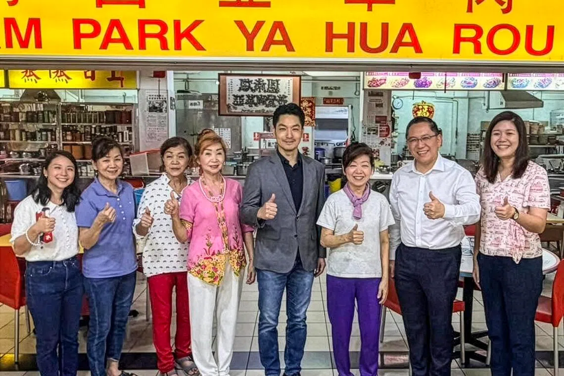 台北市长蒋万安（右四）来新期间，与西北区市长任梓铭（右二）、义顺集选区议员李蕙莹（右一）和淡滨尼集选区议员陈以君（左一）在欧南园亚华肉骨茶餐厅共进早餐，交流城市治理与发展经验。（取自任梓铭脸书）