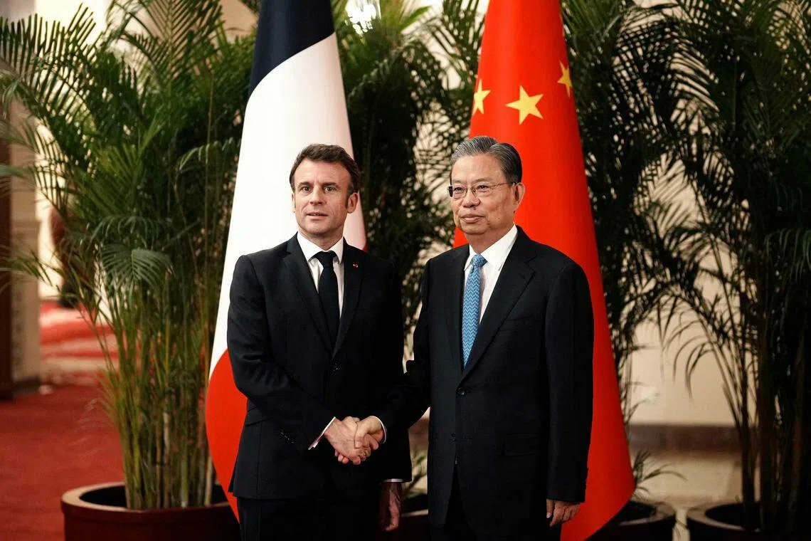 中国全国人大常委会委员长赵乐际（右）星期四早上在北京与马克龙会面。（法新社）