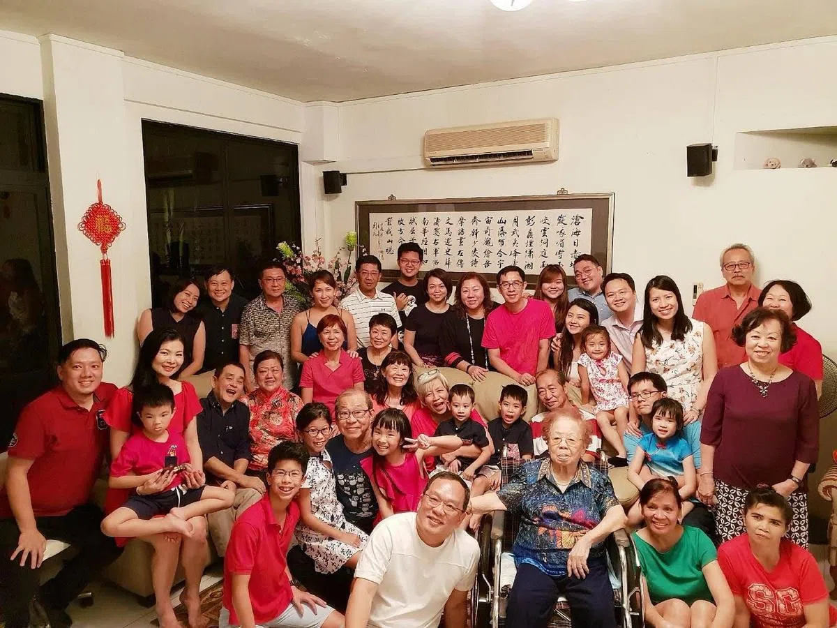 佘春娥（坐轮椅者）最后和家人大团聚是在2019年，疫情前的农历新年。（受访者提供）