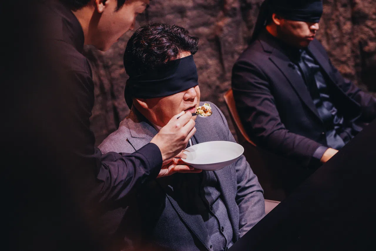 第二轮“黑白大战”中，评审白种元（左）和安成宰戴上眼罩，只靠味道定胜负。（Netflix提供）