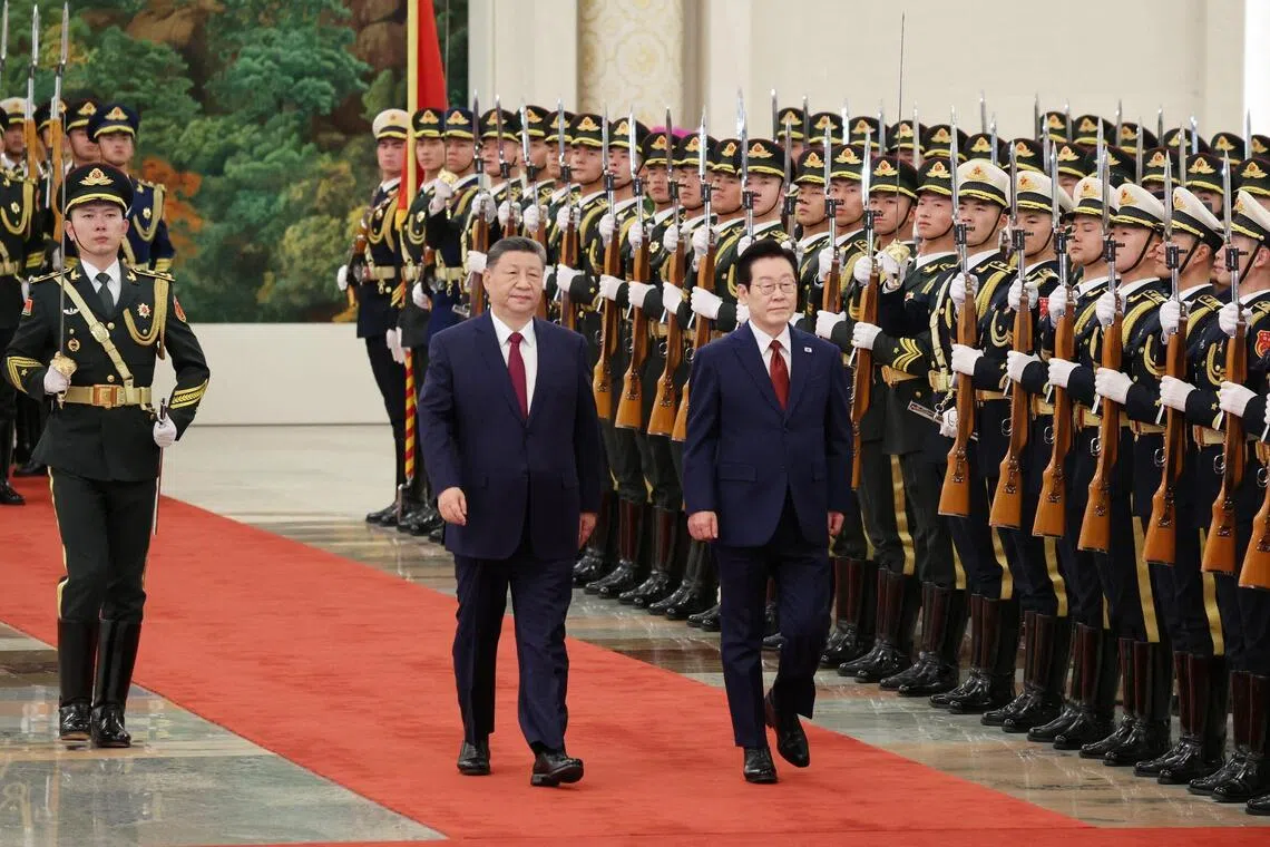 韩国总统李在明星期一（1月5日）在中国国家主席习近平的陪同下，于北京人民大会堂举行的欢迎仪式上，检阅中国人民解放军仪仗队。（法新社）