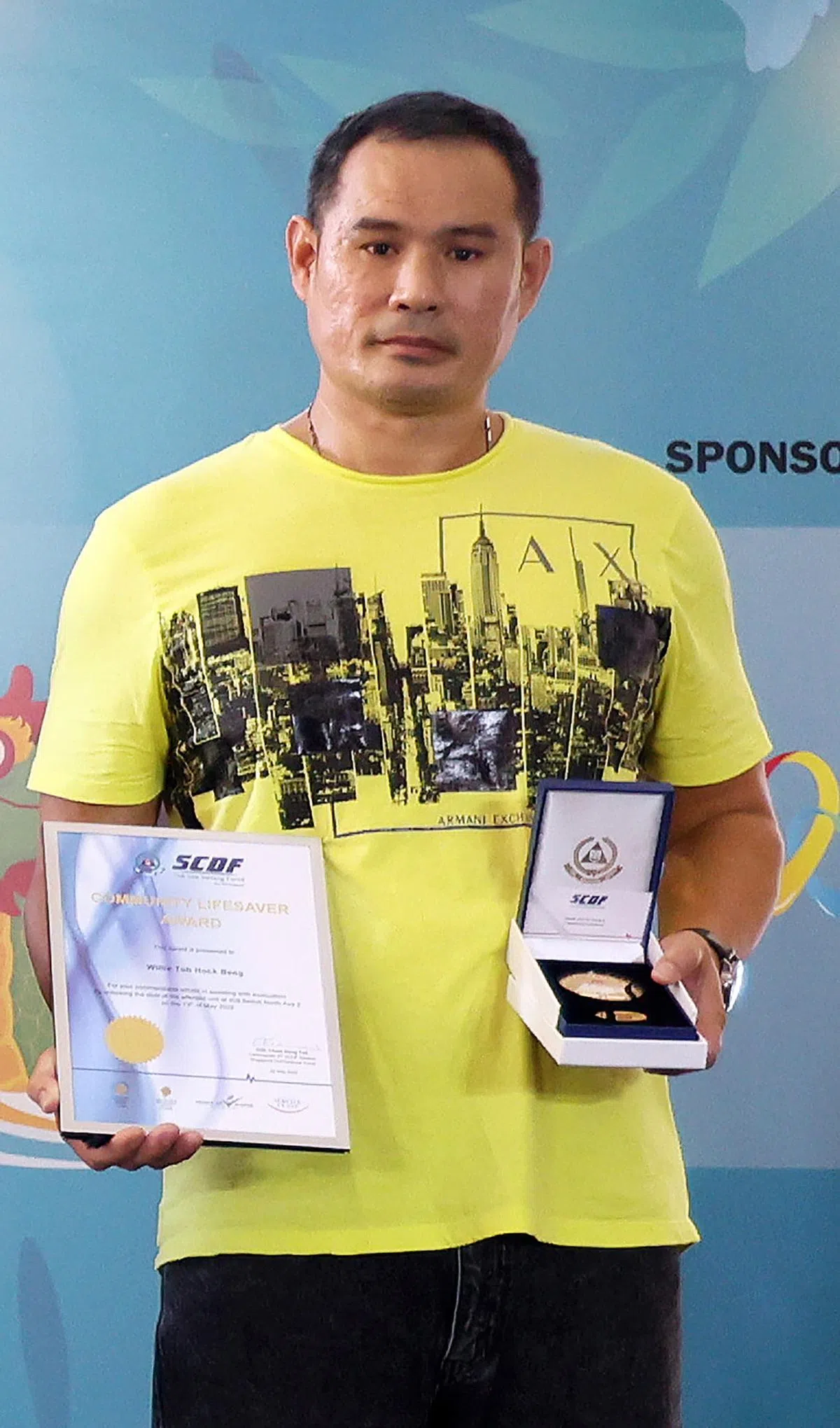 住在失火单位隔壁的杜福明。（卓祾祎摄）