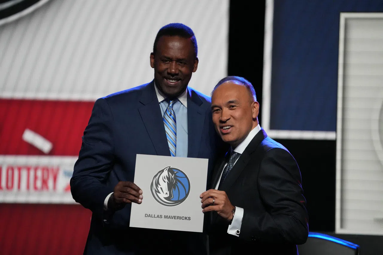 NBA副总裁谭惠民（右）主持近期进行的乐透选秀抽签仪式，小牛名宿罗兰多·布雷克曼抽中状元签。 （路透社）