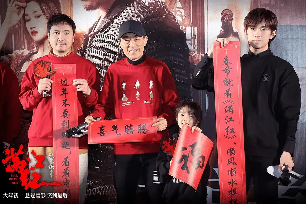张艺谋（中）导演、沈腾（左一）、易烊千玺主演的电影《满江红》，或许是今年中国电影春节档话题最多的作品。（互联网）