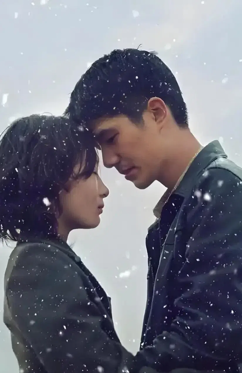 周冬雨（左）和绯闻男友刘昊然的新作《平原上的火焰》票房扑直。（互联网）