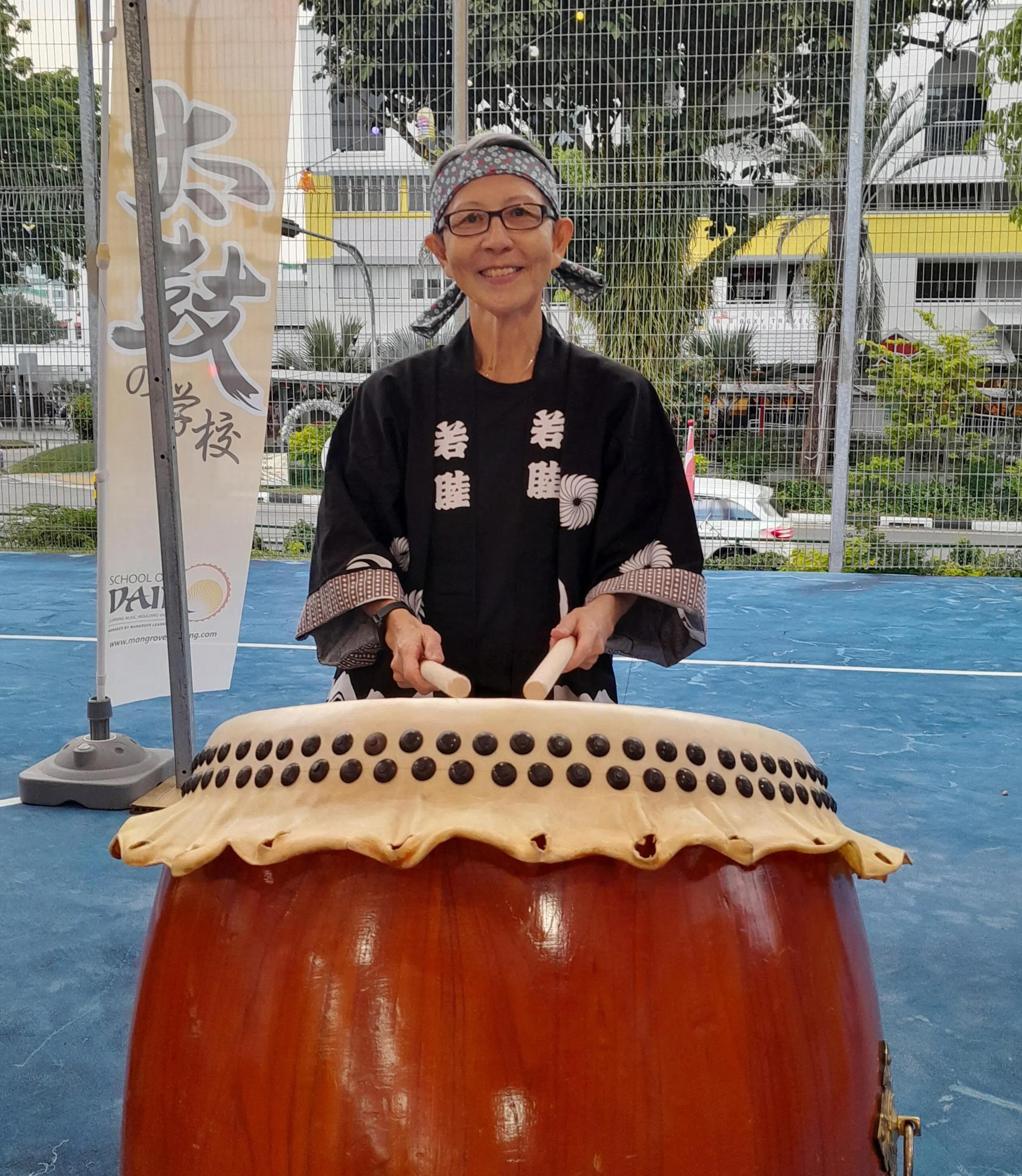 杨秀卿笑说自己现在每天都过得很充实，除了做义工，还学太鼓、钩针做善事、一周五天都做运动，让很多年轻人自愧不如。（受访者提供）