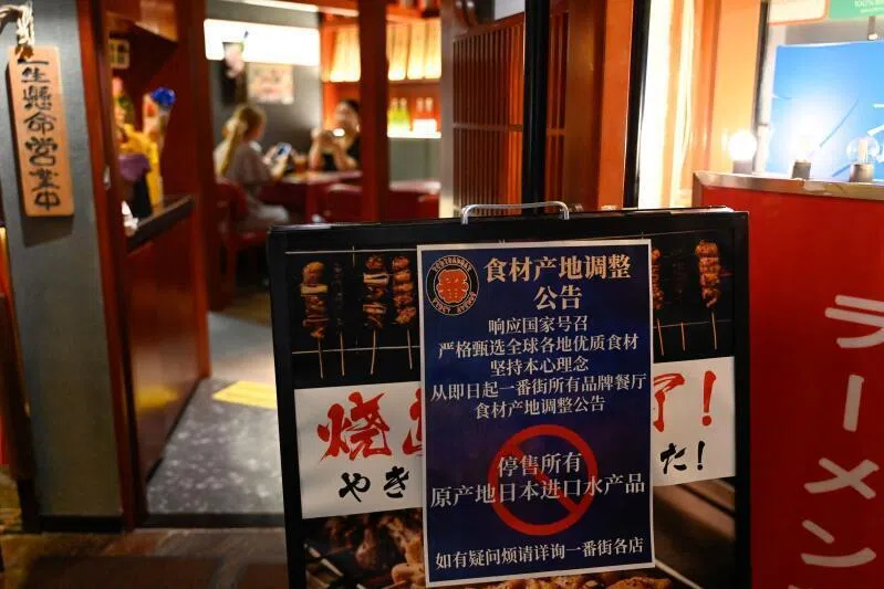 2023年8月27日，北京一家日本餐厅张贴的告示显示，“停售所有原产地日本进口水产品”。（法新社档案照）