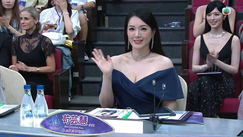 前国际中华小姐冠军苟芸慧担任今年的港姐竞选评审。（视频截图）