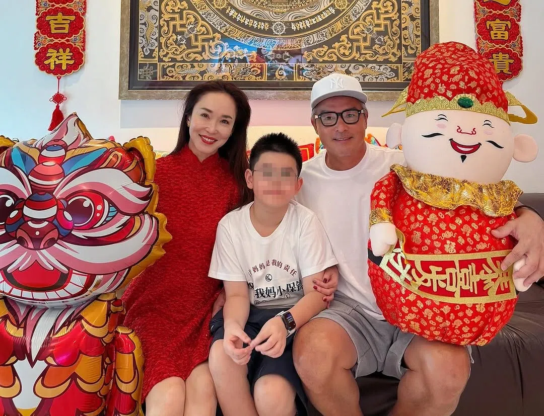阿哥李铭顺（右）和太太范文芳（左）跟12岁儿子Zed在社媒向大家拜年。（取自李铭顺IG）