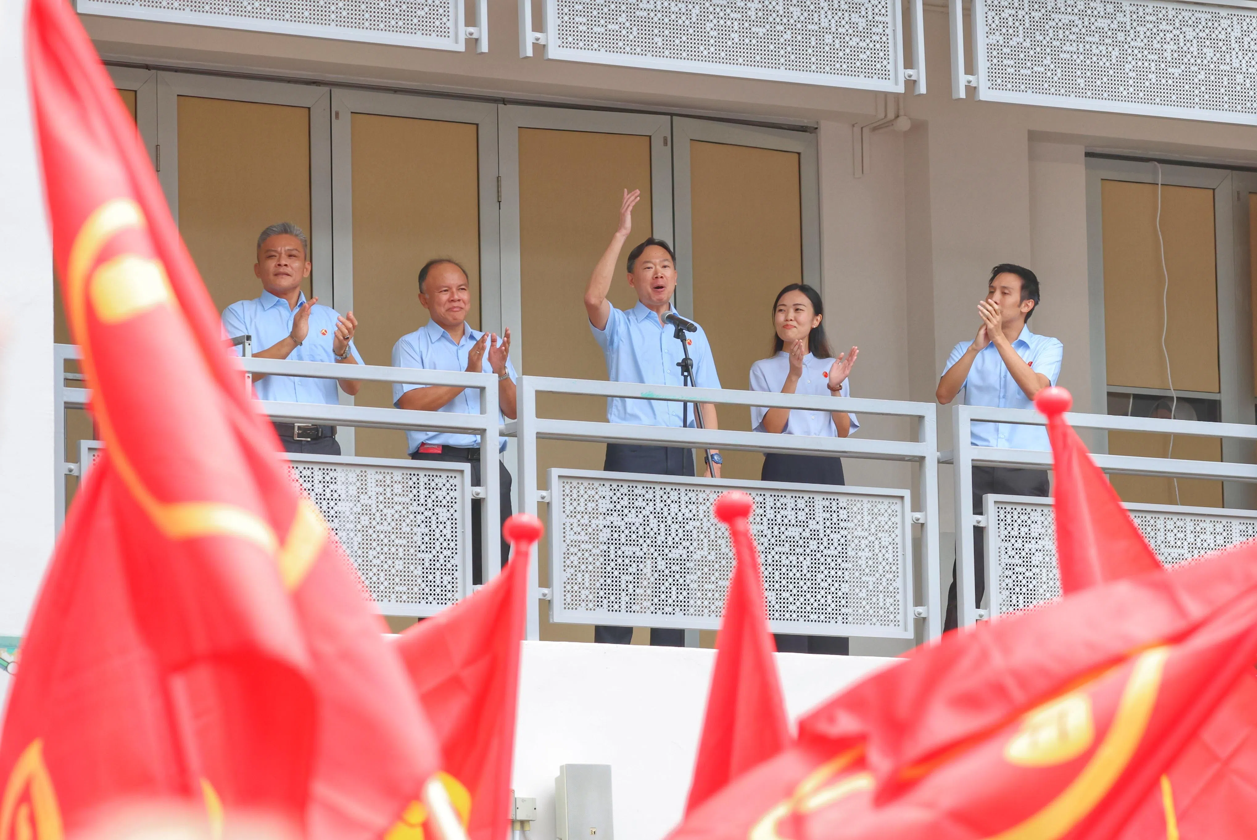 工人党首次挑战淡滨尼集选区，由副主席费沙（左二）领军，带领四名新人。（郑一鸣摄）